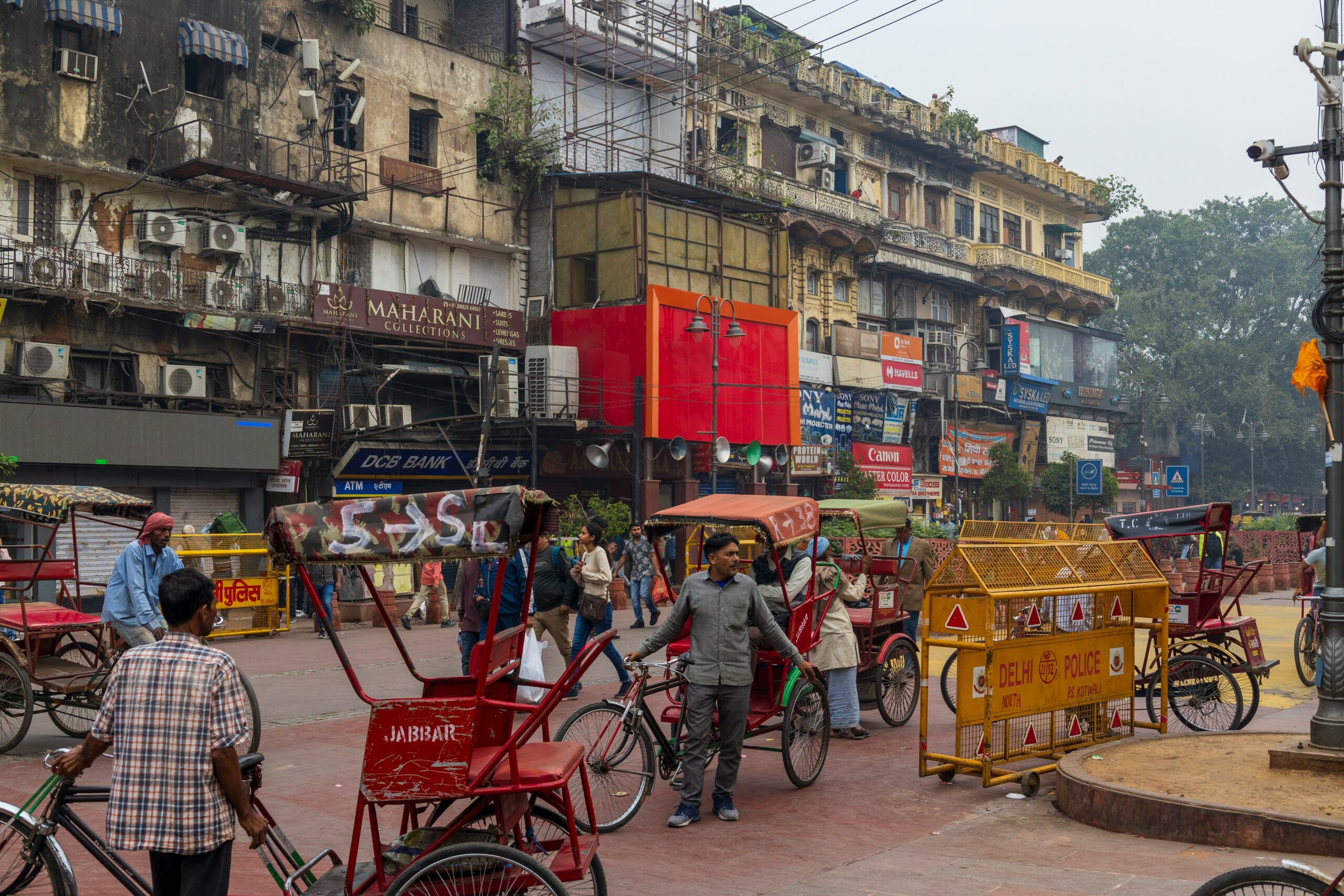 Trànsit, rickshaws i comerços en un carrer concorregut d'Old Delhi, Índia