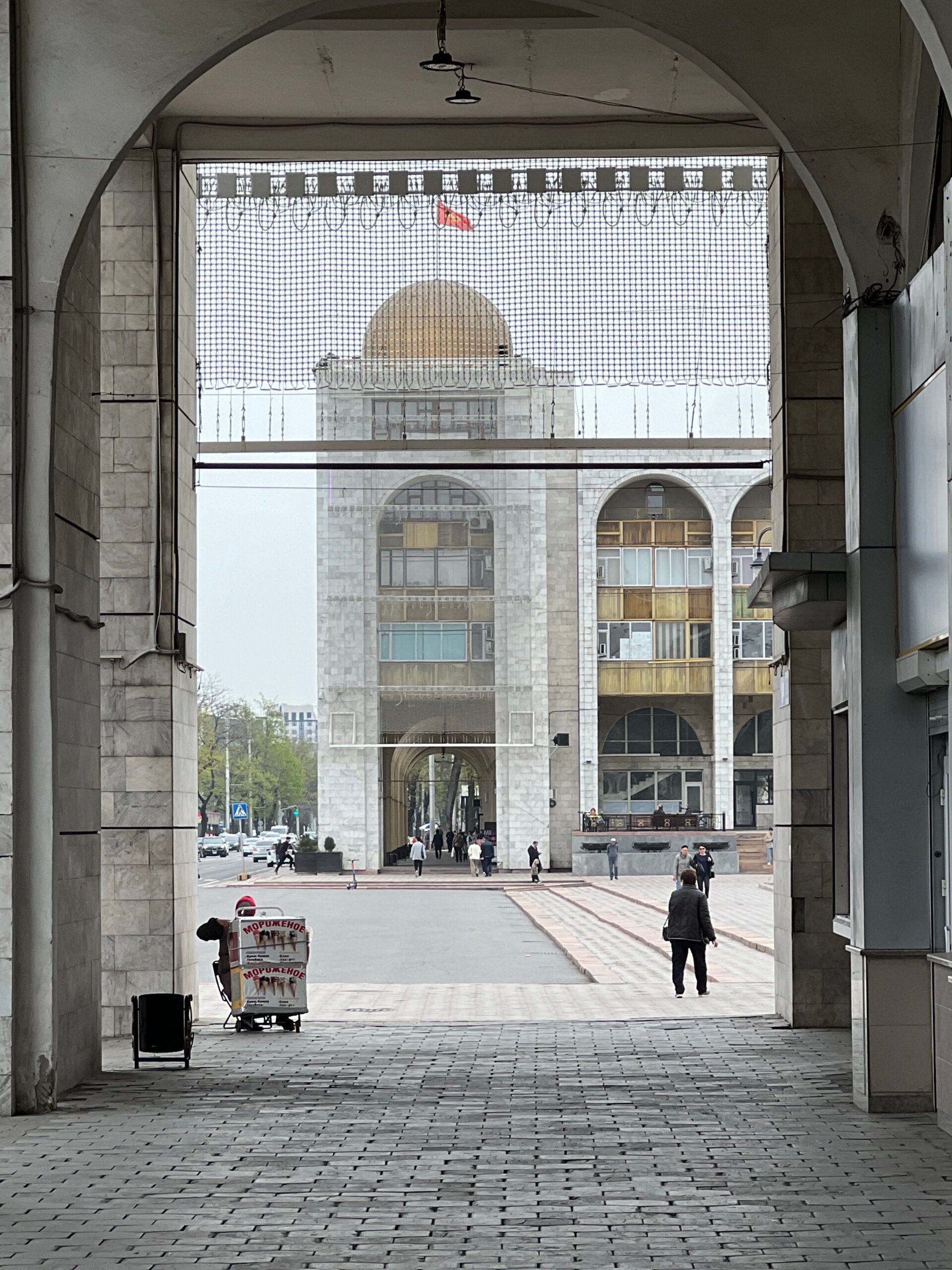 Detall arquitectònic d'una cúpula ornamentada a Bishkek, Kirguizistan