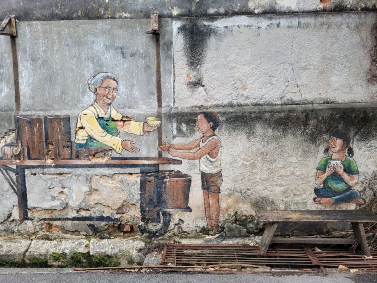 Mural pintat en una paret antiga del centre històric de George Town, Penang, Malàisia
