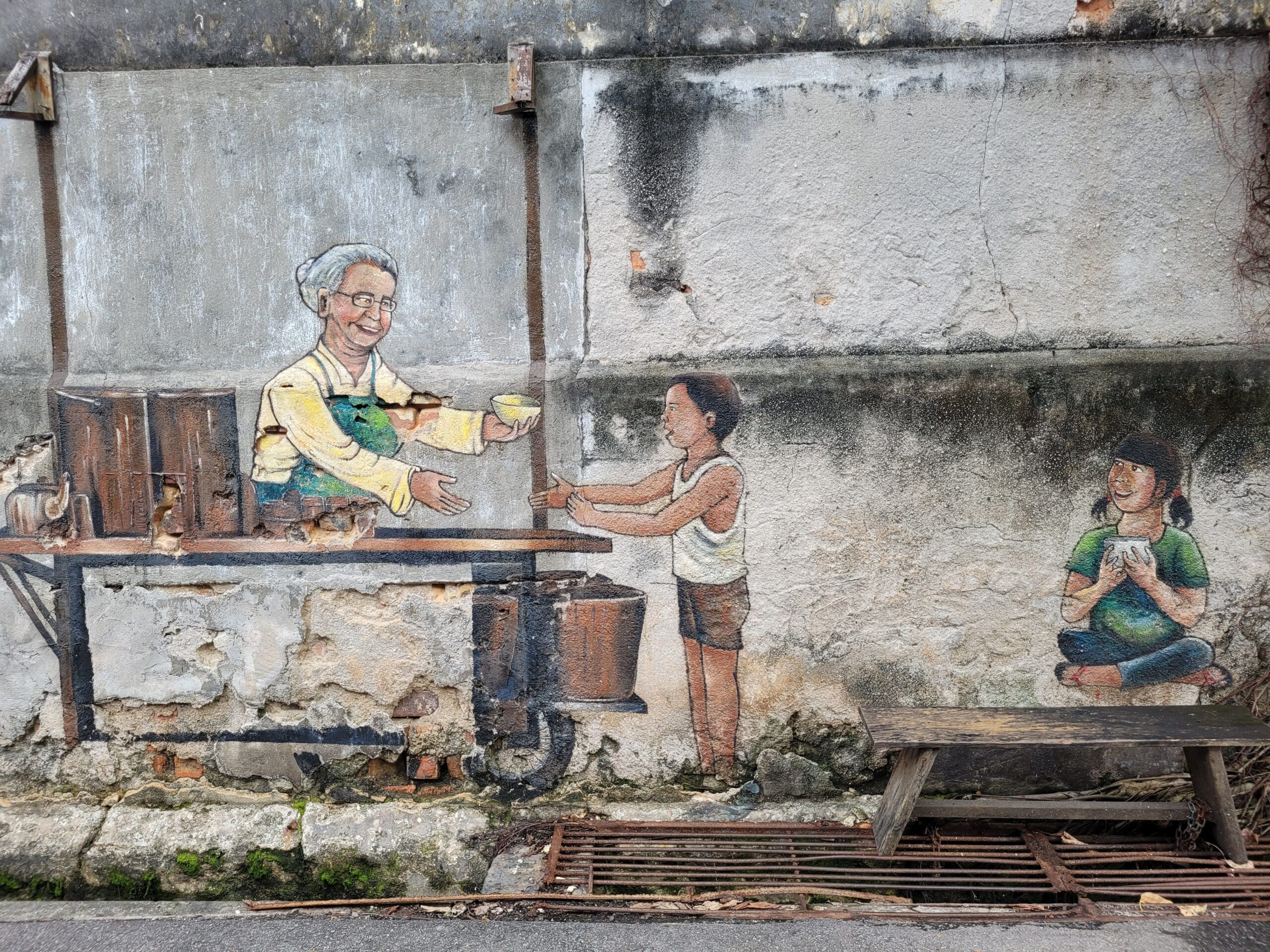 Mural pintat en una paret antiga del centre històric de George Town, Penang, Malàisia