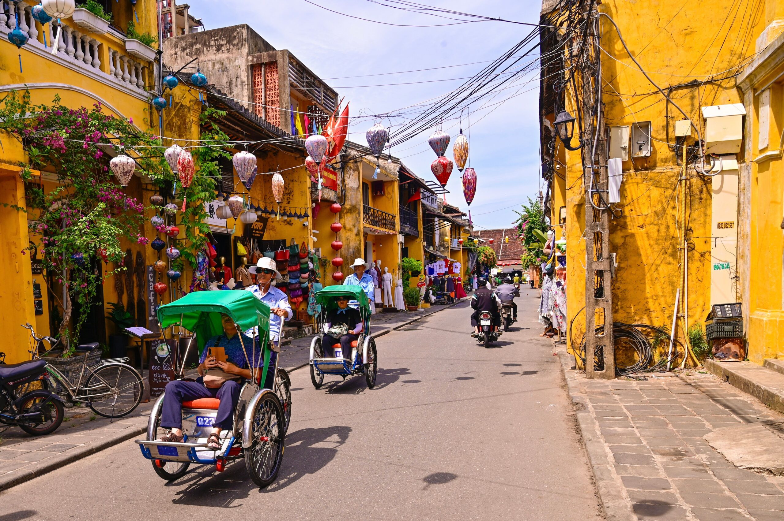 Carrer del casc antic de Hoi An Carrer del casc antic de Hoi An amb façanes grogues i llanternes de colors, Vietnam