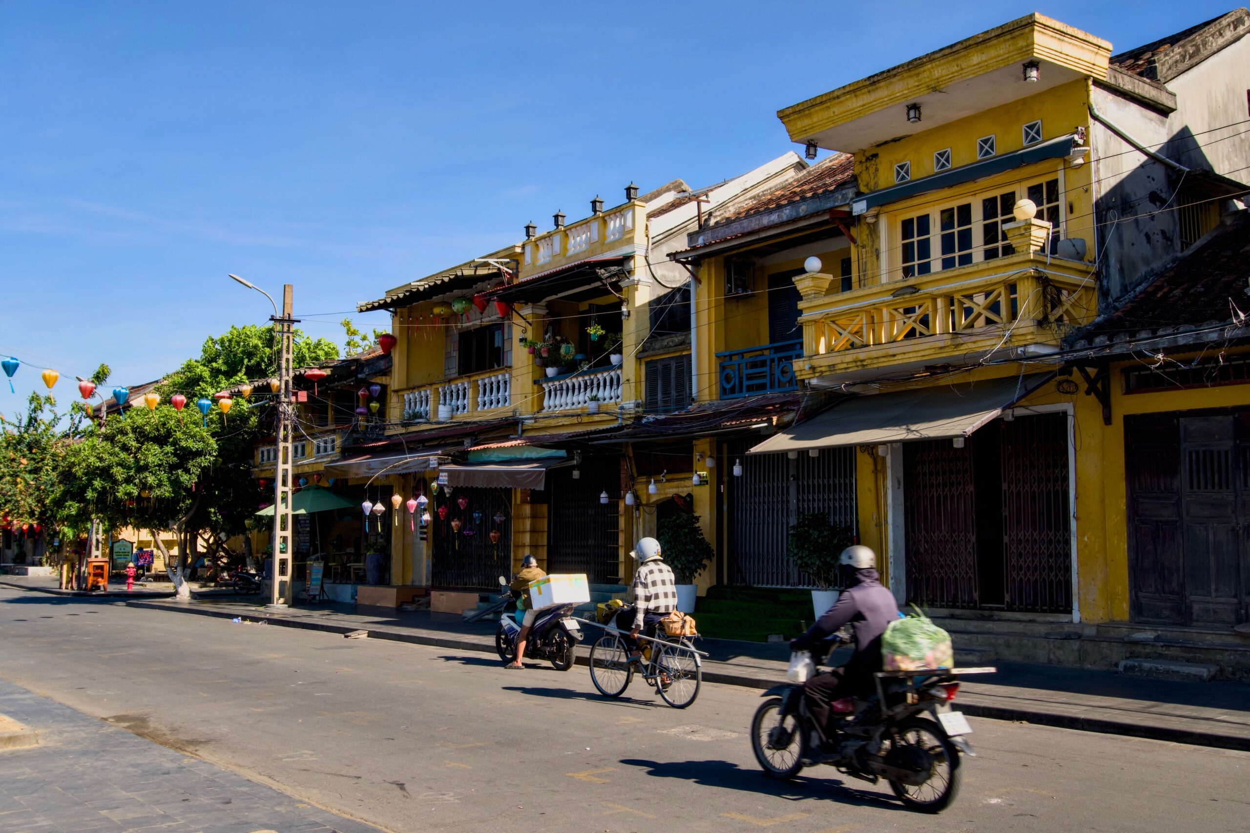 Arquitectura del casc antic de Hoi An Façanes grogues tradicionals del casc antic de Hoi An sota un cel blau, Vietnam
