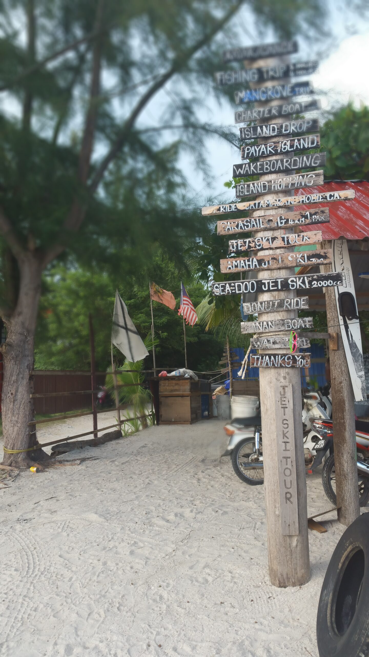 Rètol amb activitats aquàtiques disponibles en una platja de Langkawi, Malàisia
