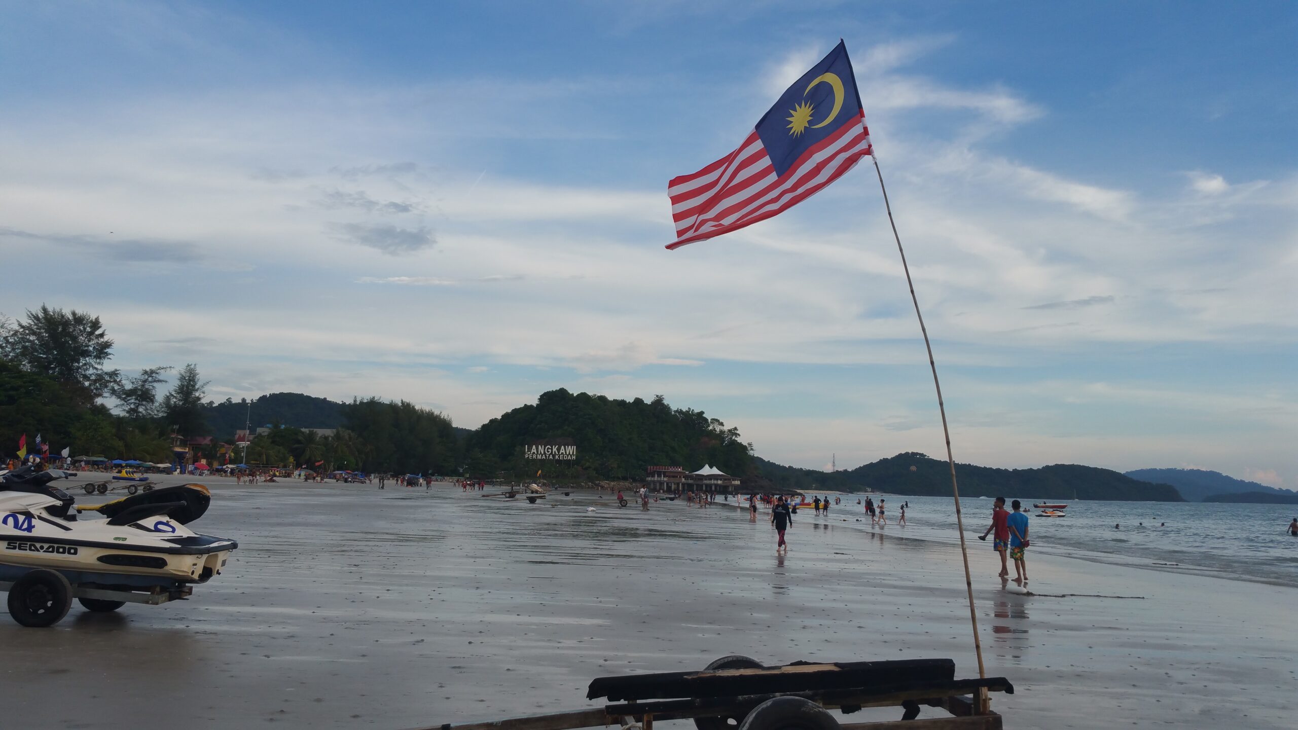 Platja de sorra amb aigua turquesa a Langkawi, Malàisia