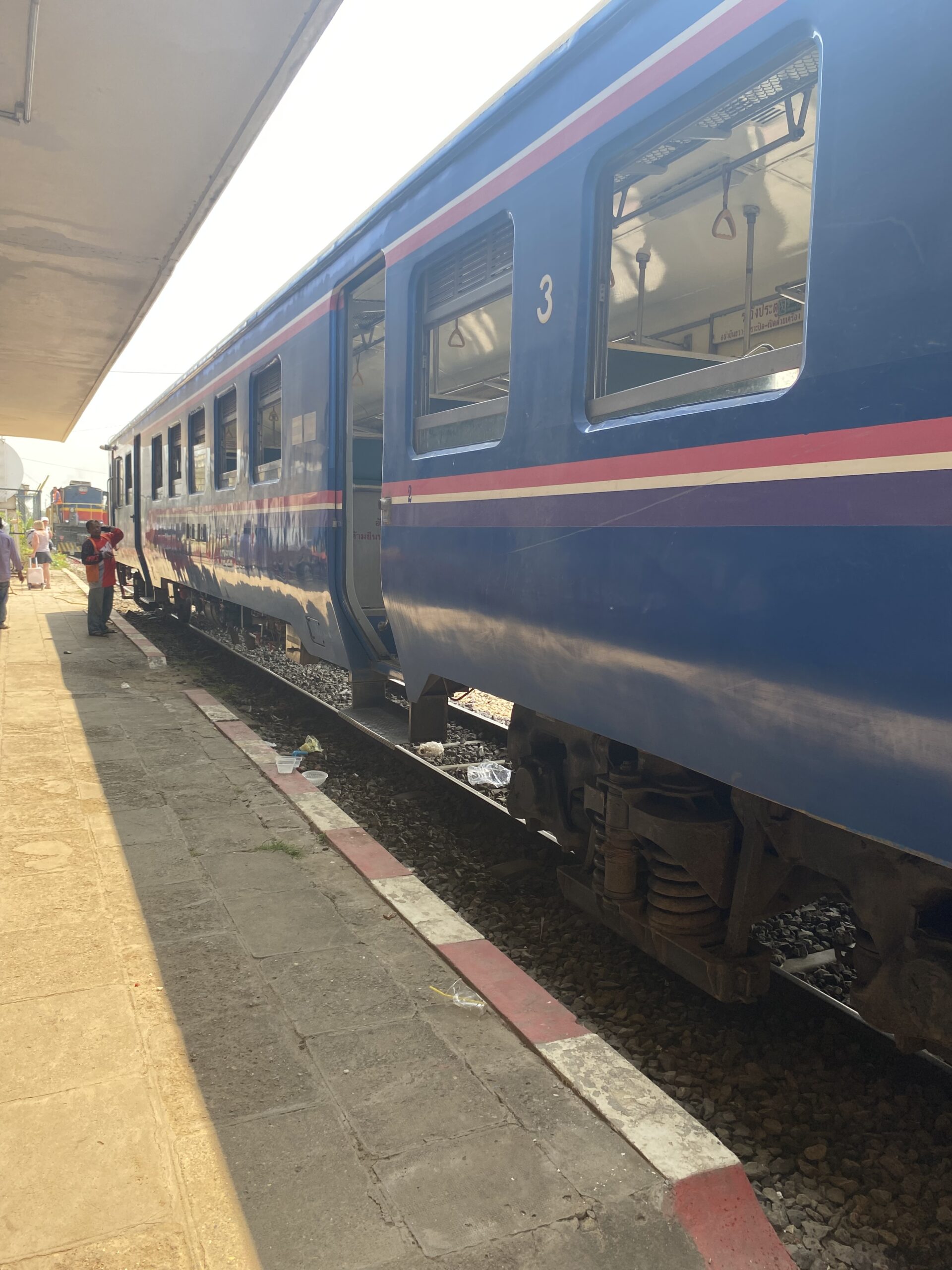 Tren a l'andana de l'estació de Battambang, Cambodja