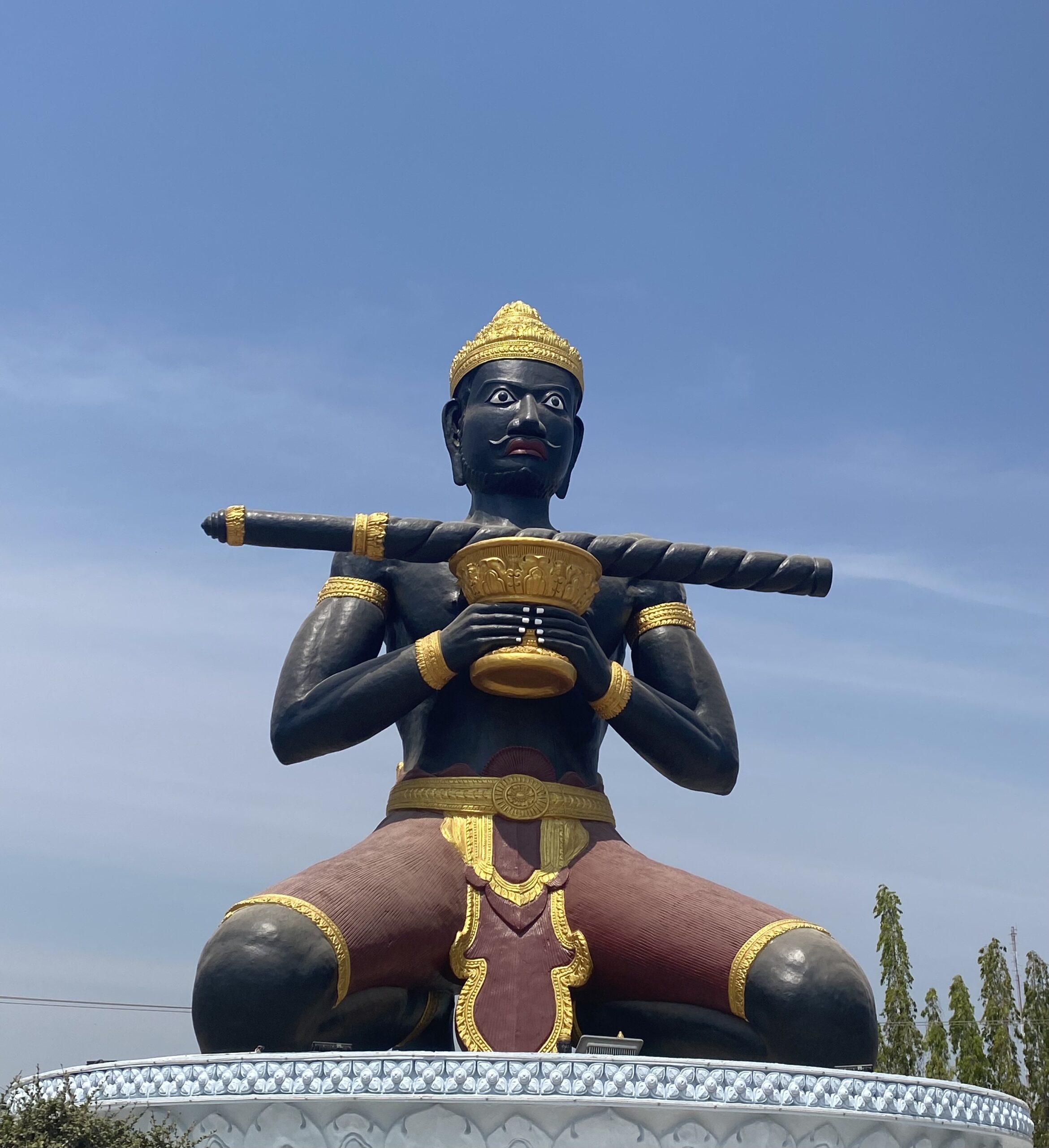 Estàtua de Ta Dambong Kranhoung amb el bastó, símbol de Battambang