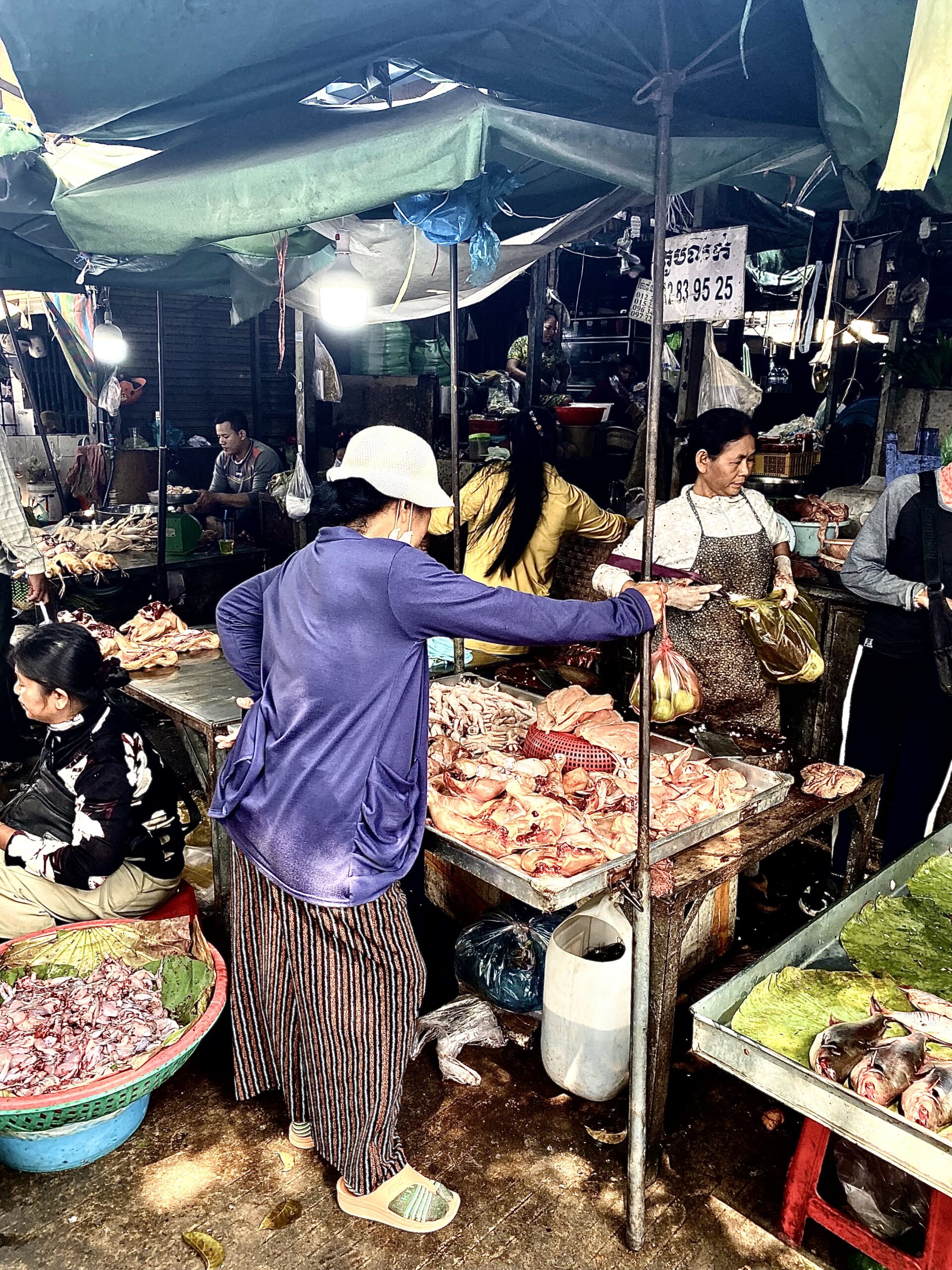 Mercat local a Phnom Penh, Cambodja