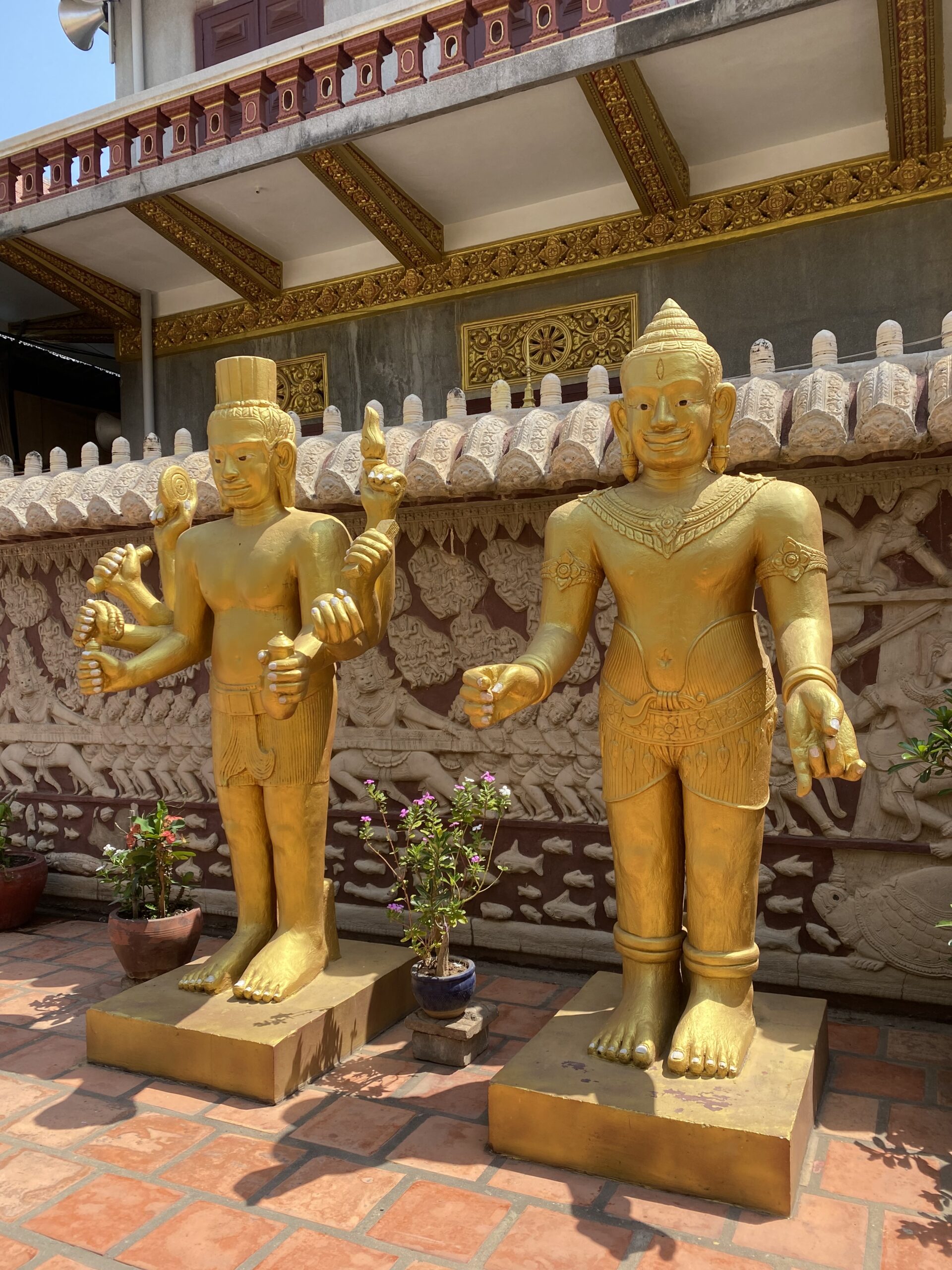 Estàtues daurades de Buda en un temple de Phnom Penh