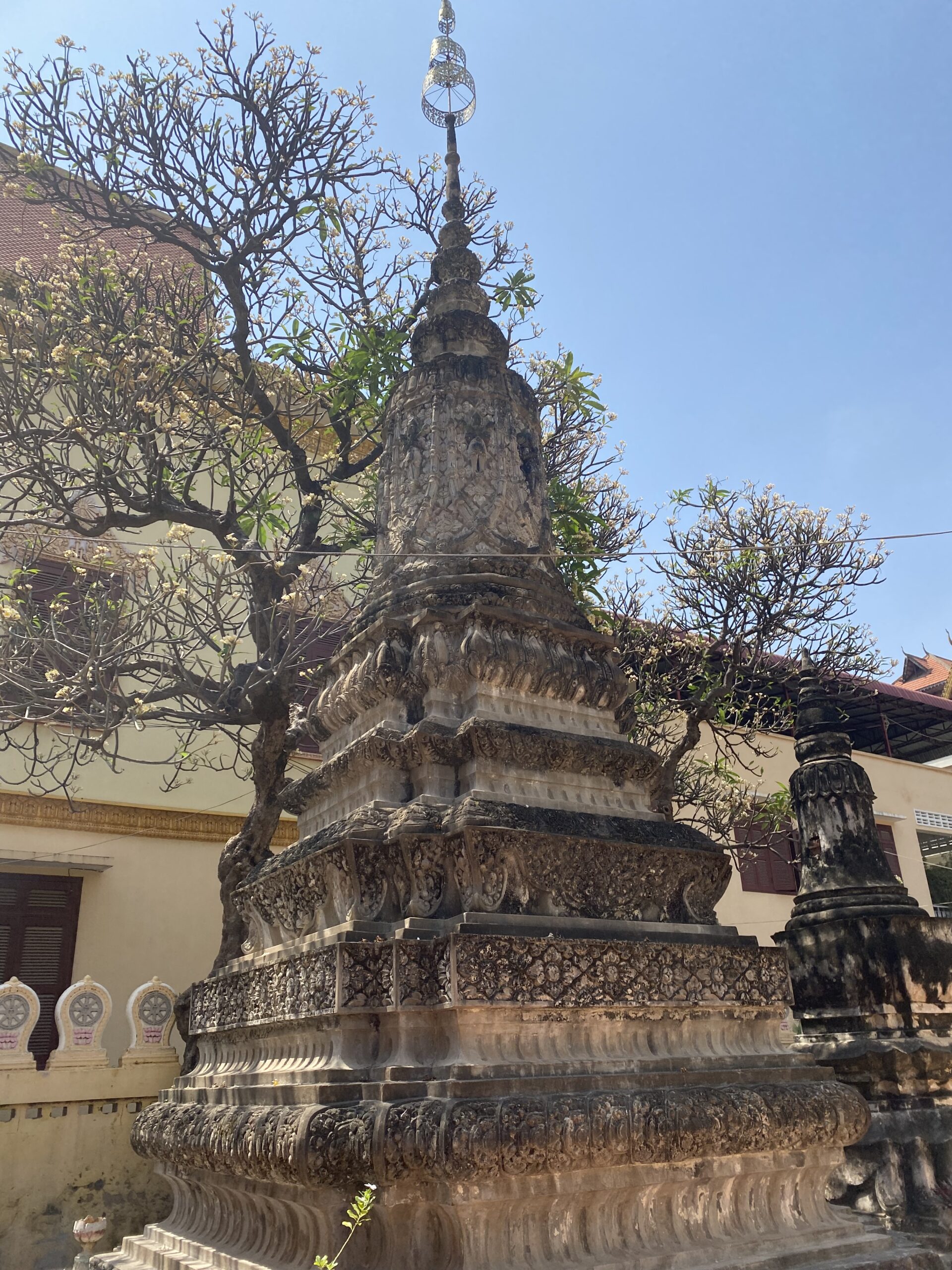 Estupa de pedra entre arbres a Wat Phnom, Phnom Penh