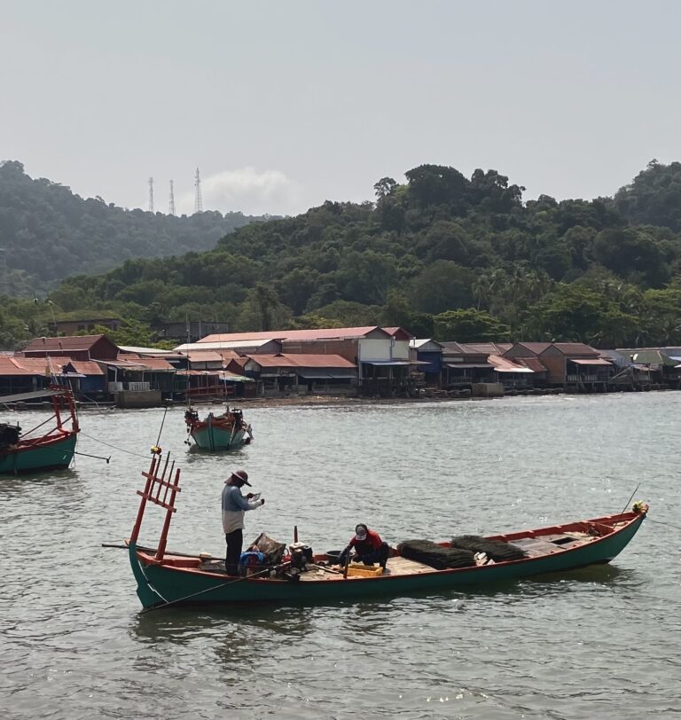 Barques de pesca al riu de Kampot, Cambodja
