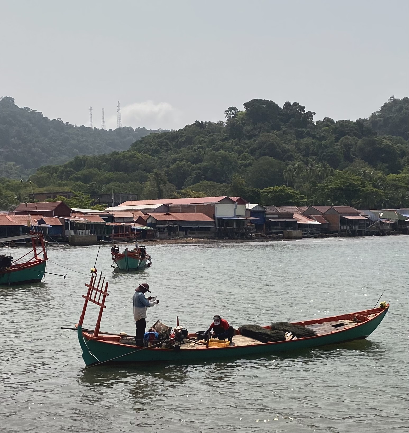 Barques de pesca al riu de Kampot, Cambodja