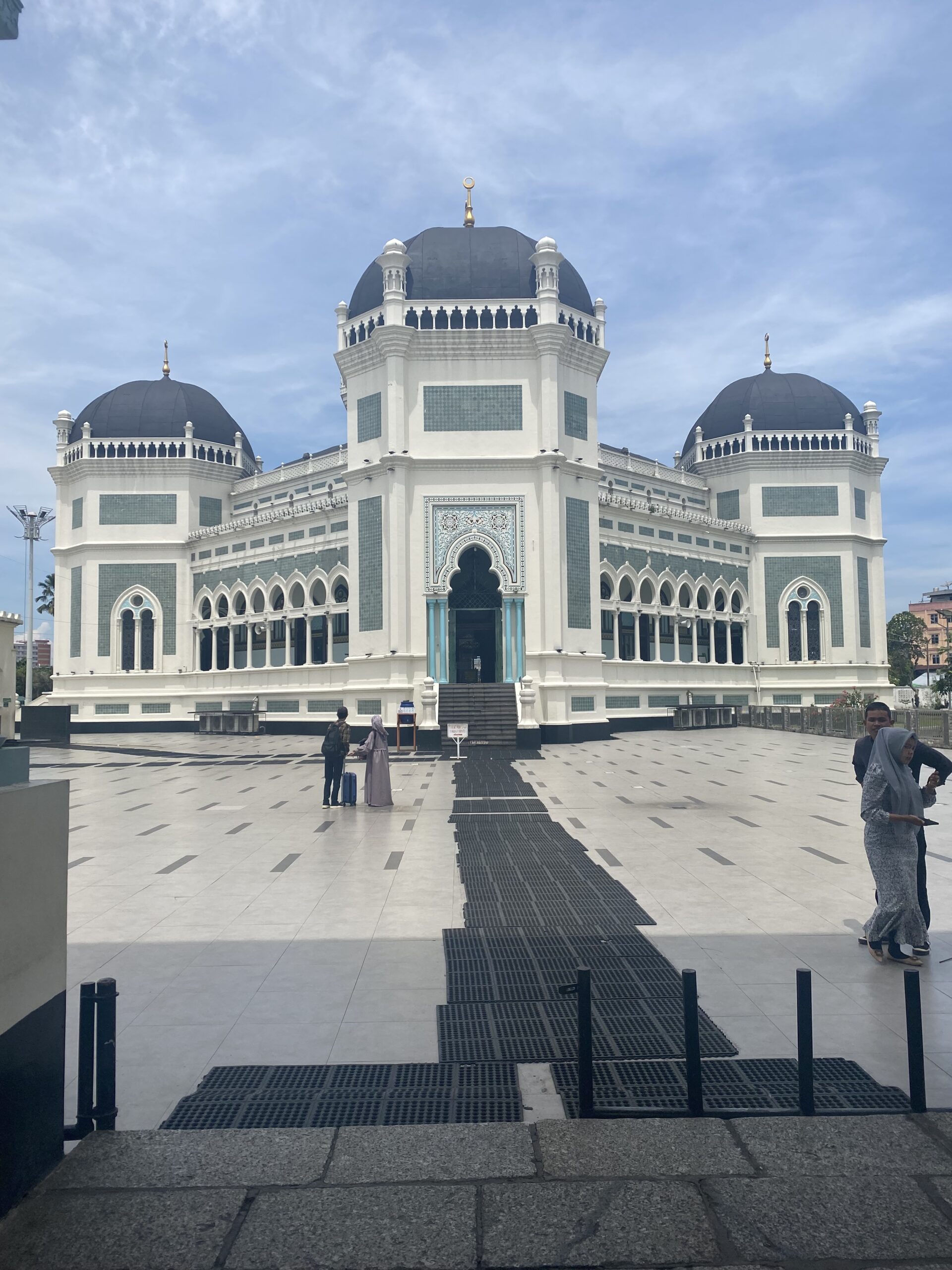 Façana blanca de la Gran Mesquita de Medan, a l’illa de Sumatra