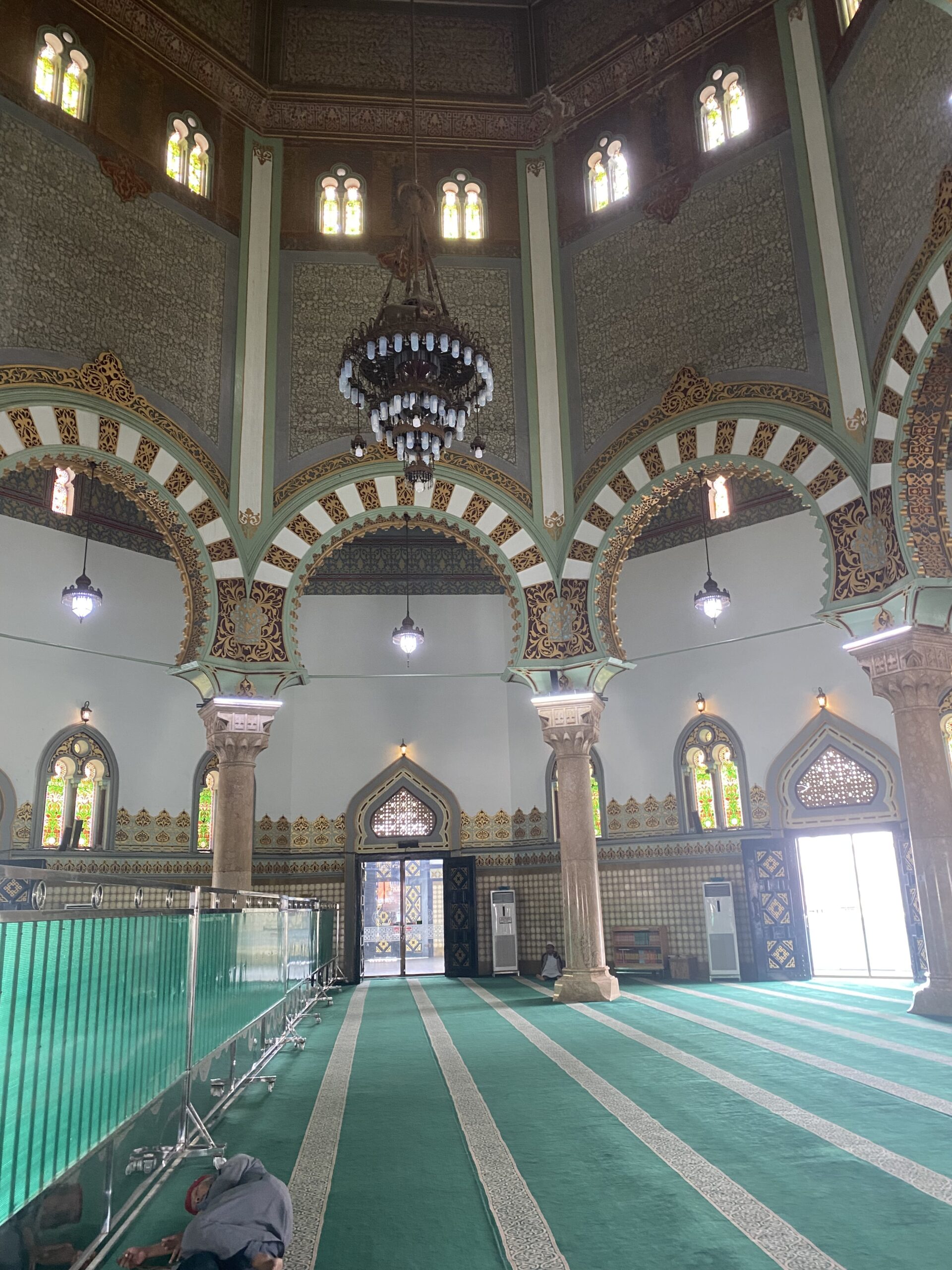 Interior de la Gran Mesquita Al-Mashun de Medan, amb columnes, arcs i llums