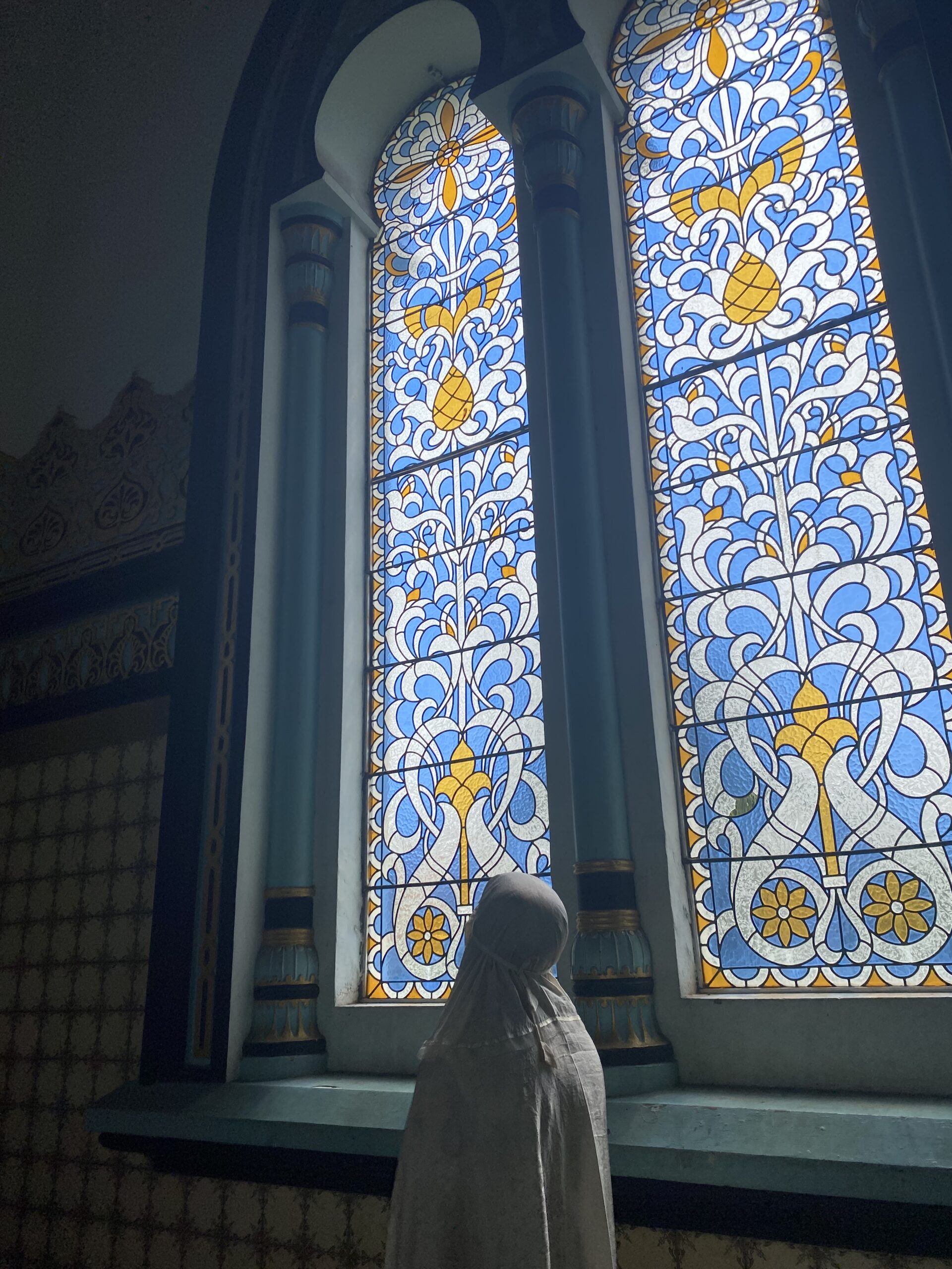 Vitralls de colors a la Gran Mesquita Al-Mashun de Medan