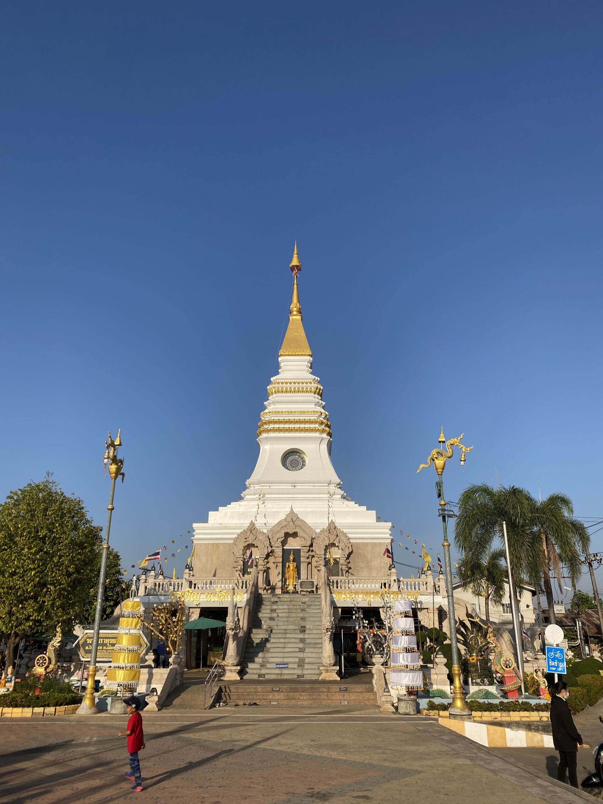 Estupa daurada de Pha That Luang sota el cel blau de Vientiane