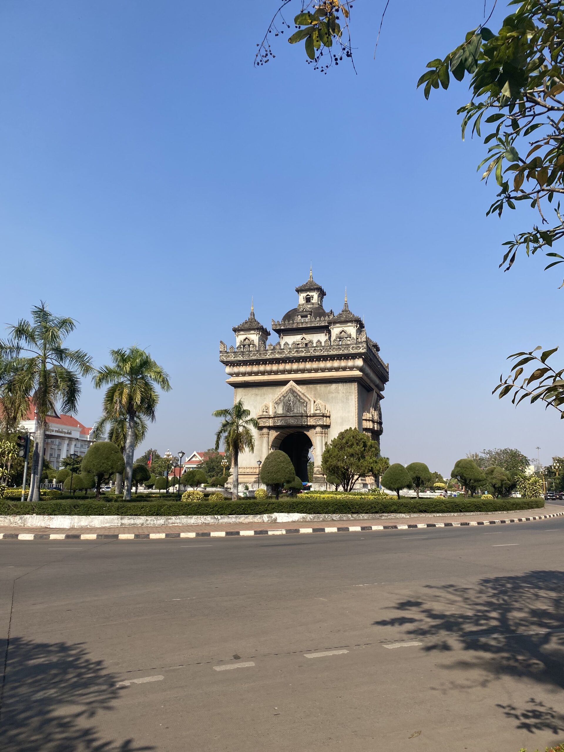 Monument Patuxai envoltat de jardins i palmeres al centre de Vientiane