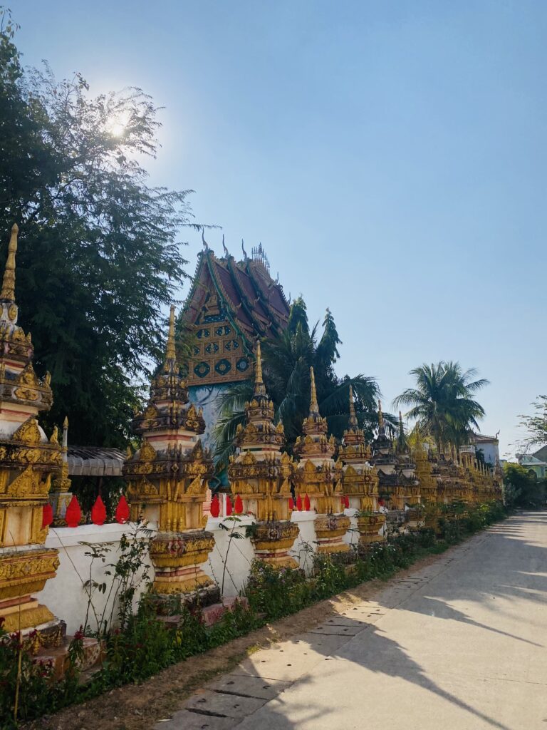 Temple budista envoltat d’estupes i escultures de colors a Vientiane, Laos