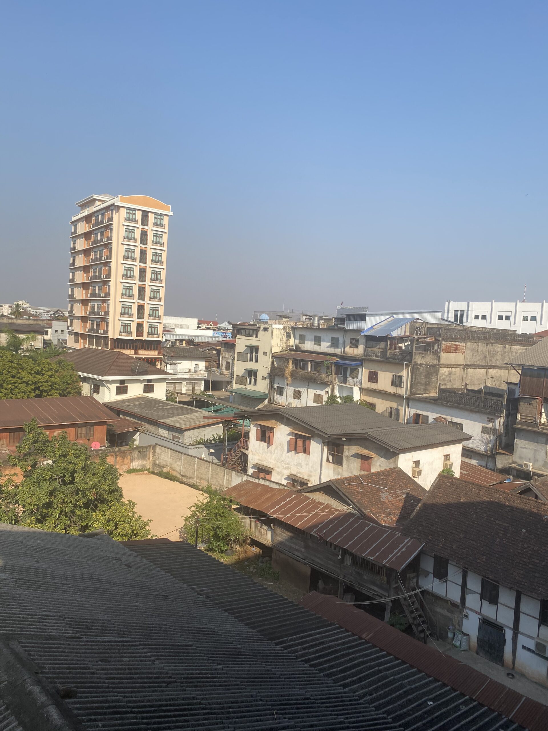 Vista panoràmica dels edificis i les teulades de Vientiane, capital de Laos
