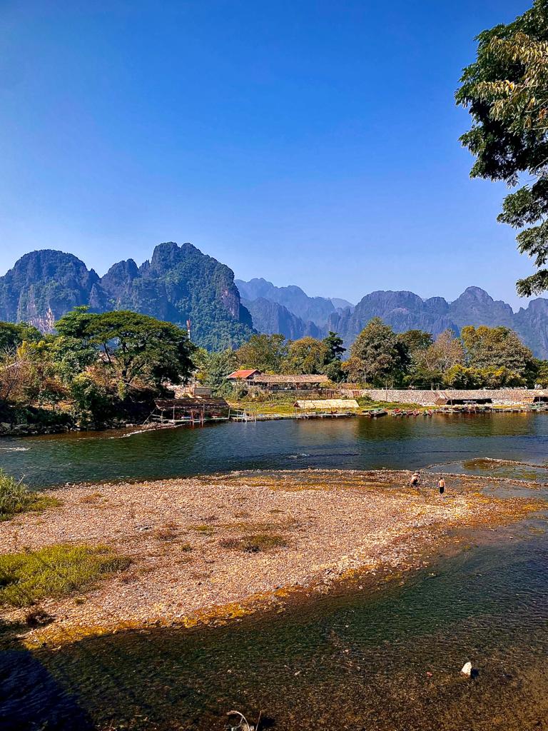 El riu Nam Song amb les muntanyes càrstiques de Vang Vieng al fons