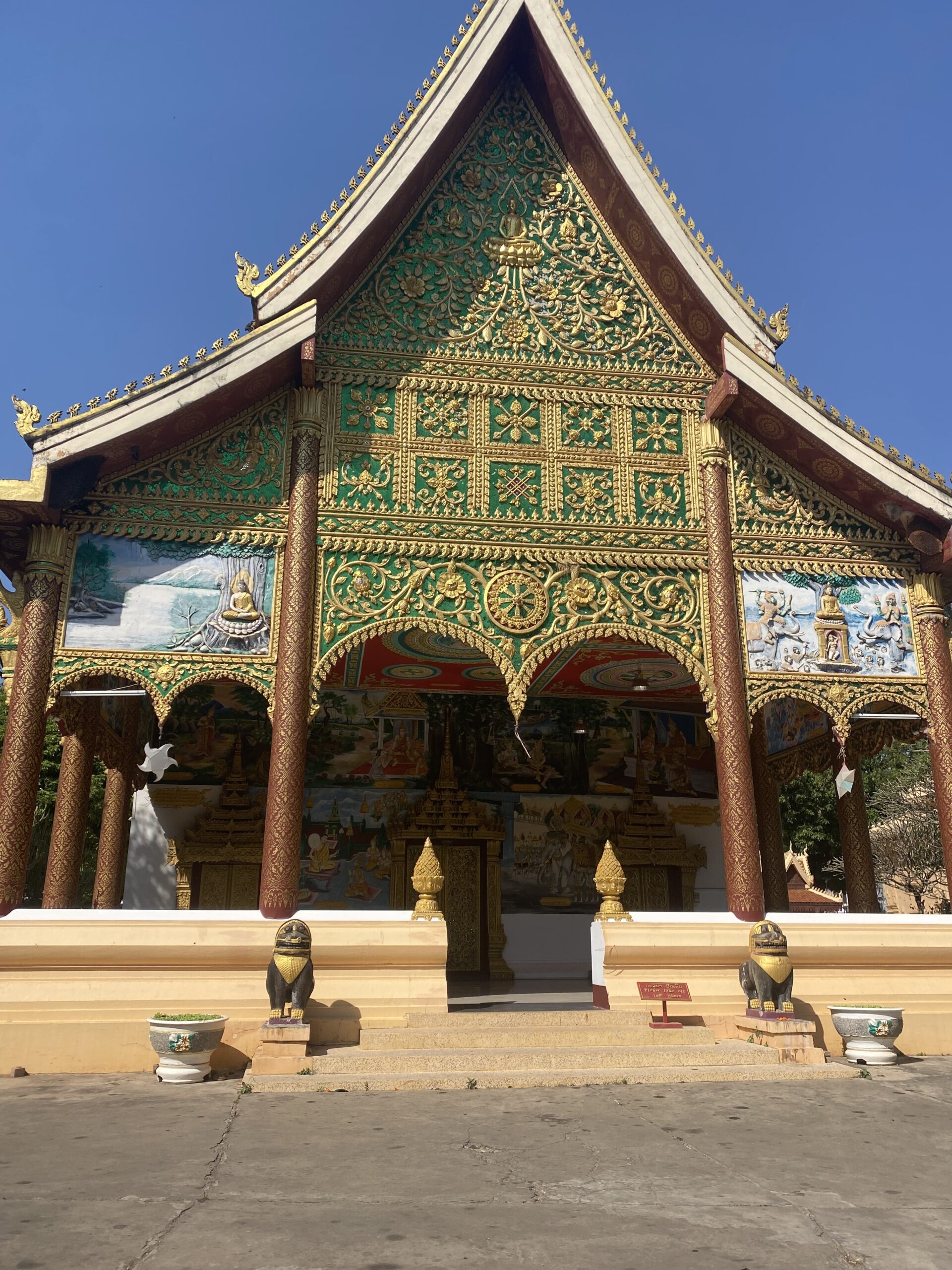 Façana ornamentada d'un temple budista tradicional de Vientiane