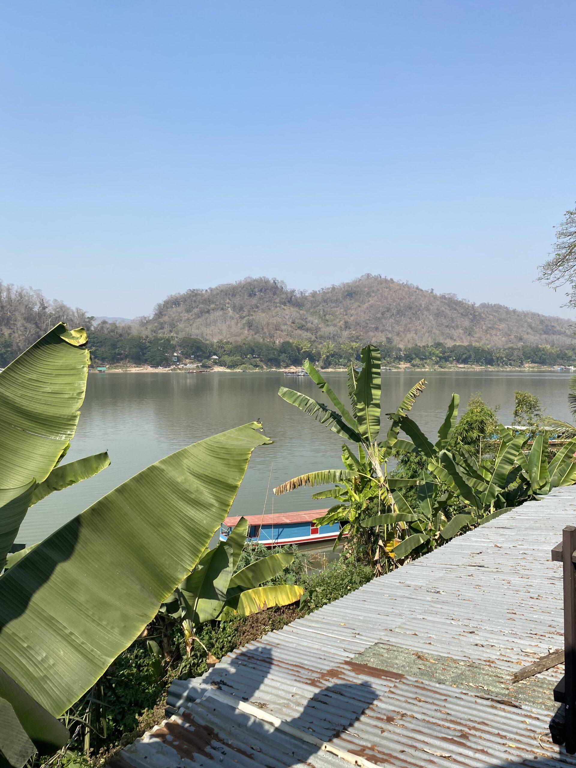 El riu i les muntanyes boscoses als afores de Luang Prabang, Laos