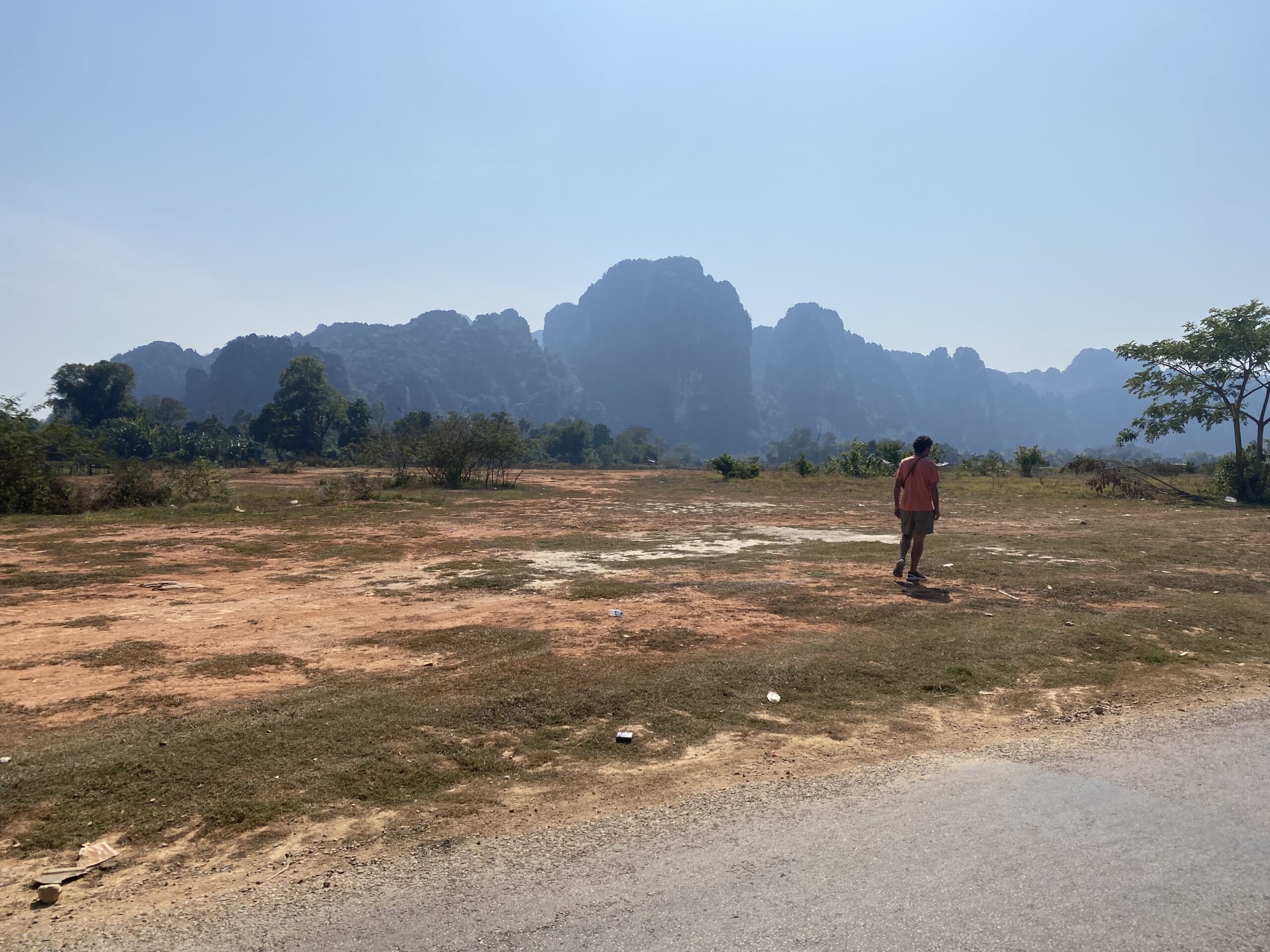 Camps secs i muntanyes càrstiques als afores de Vang Vieng, Laos