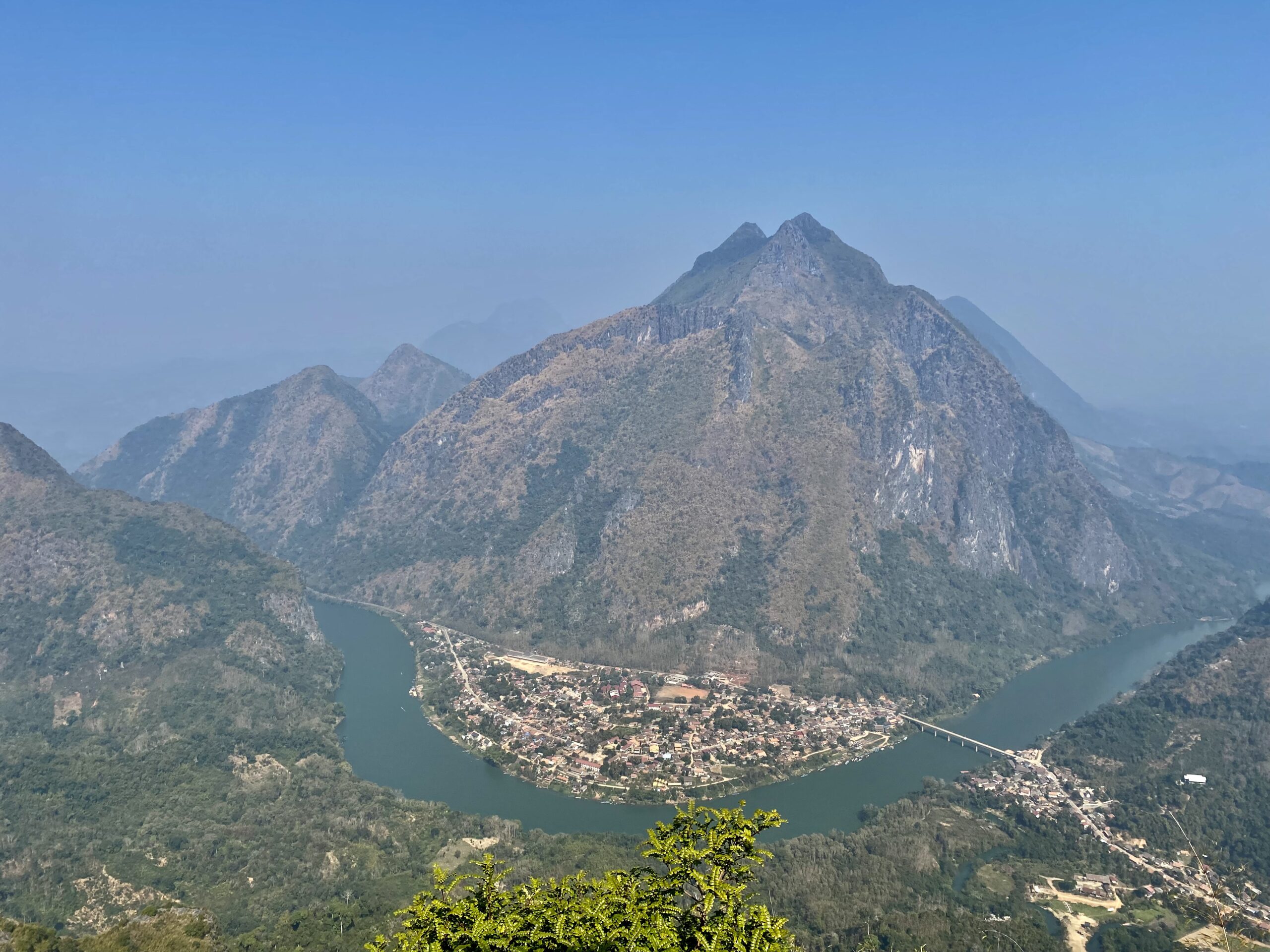 Vista aèria de la vall del Nam Ou i el poble de Nong Khiaw des d'un mirador