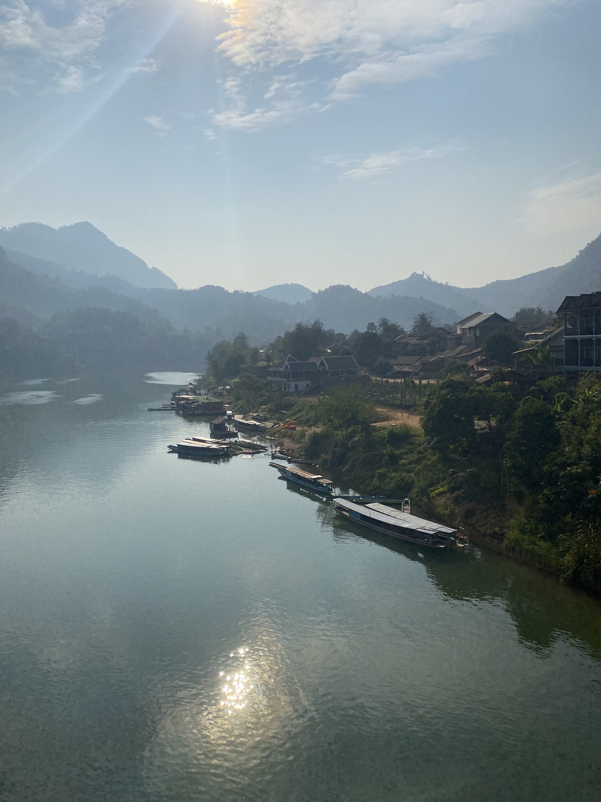 El riu Nam Ou amb barques amarrades entre muntanyes a Nong Khiaw