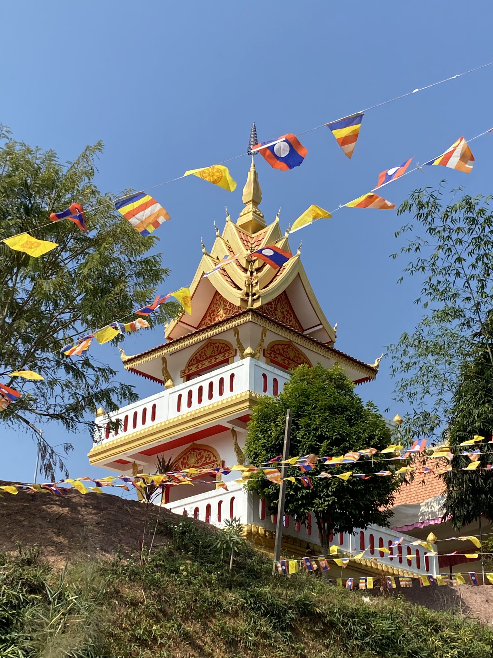 Temple budista amb banderes de colors a Luang Namtha, Laos