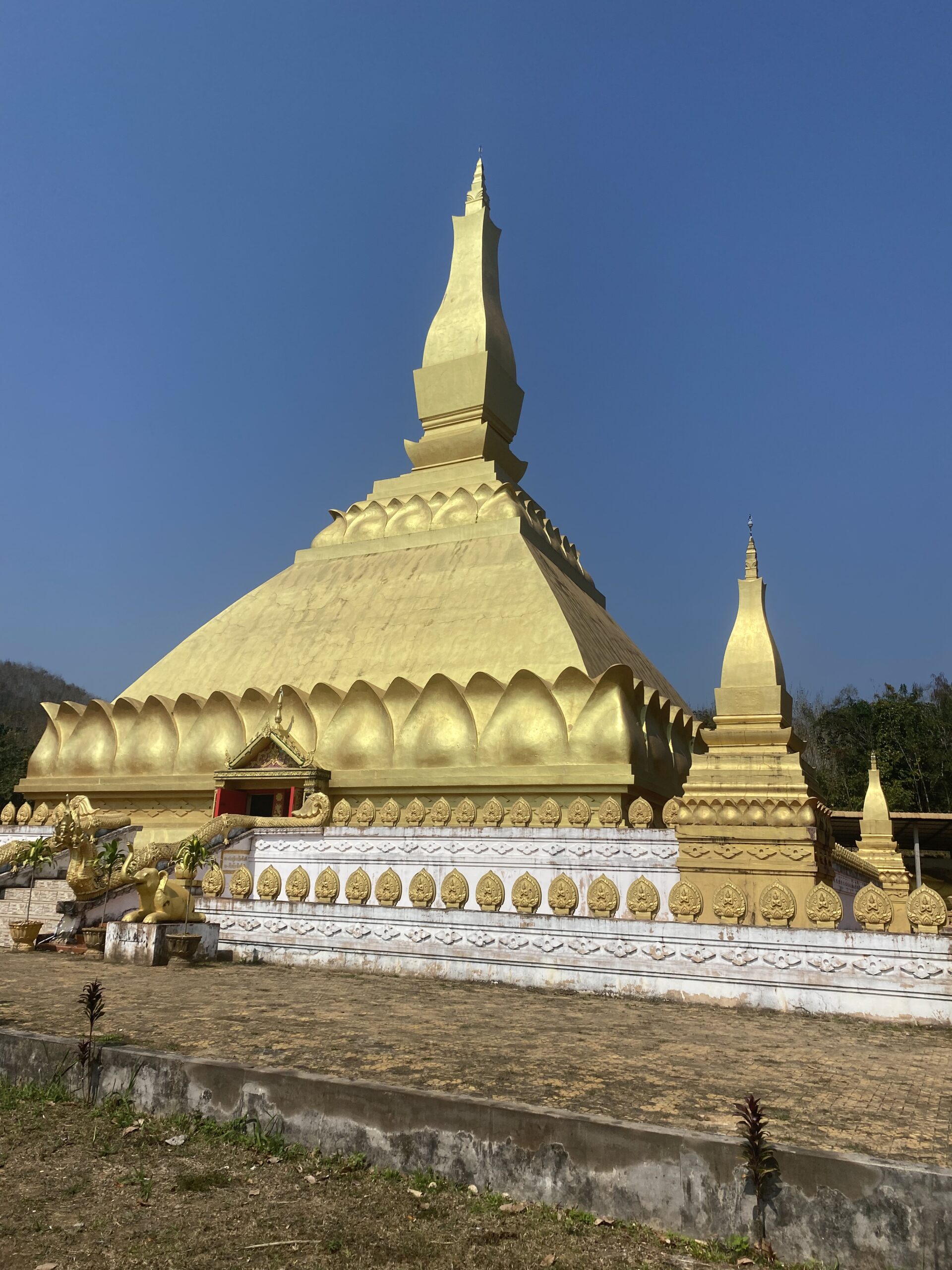 Estupa daurada Samakkhixay sota el cel blau a Luang Namtha, Laos