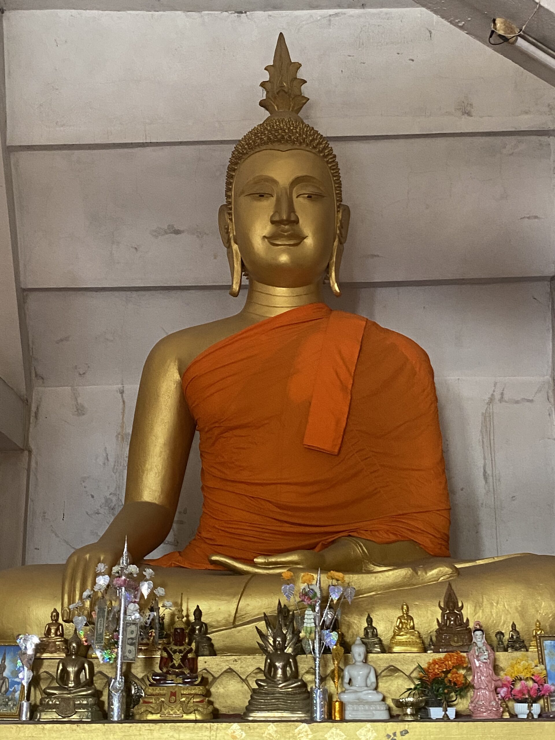Estàtua daurada de Buda amb hàbit de color safrà a Luang Namtha
