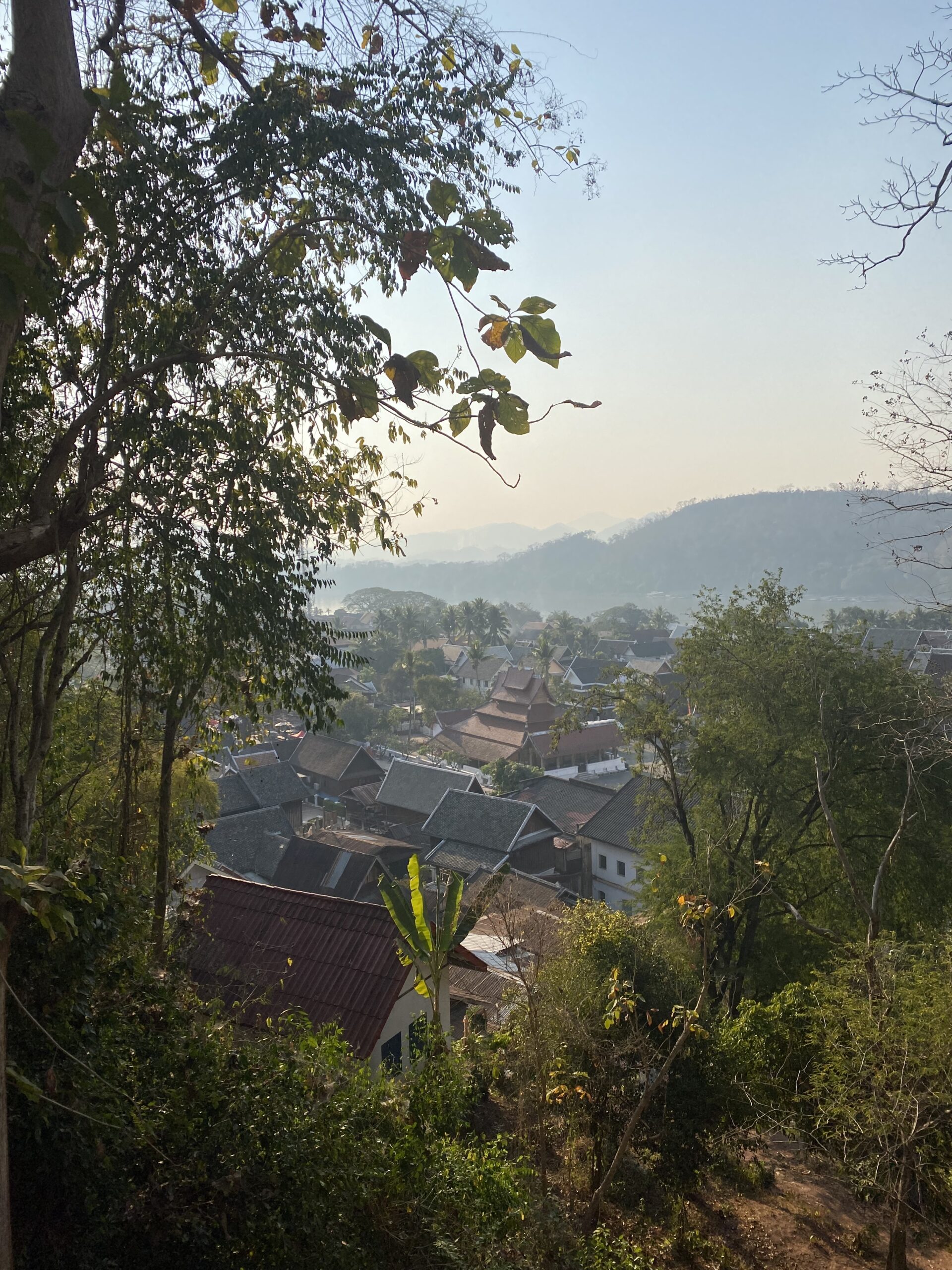 Vista de Luang Prabang i les muntanyes des de dalt del mont Phousi