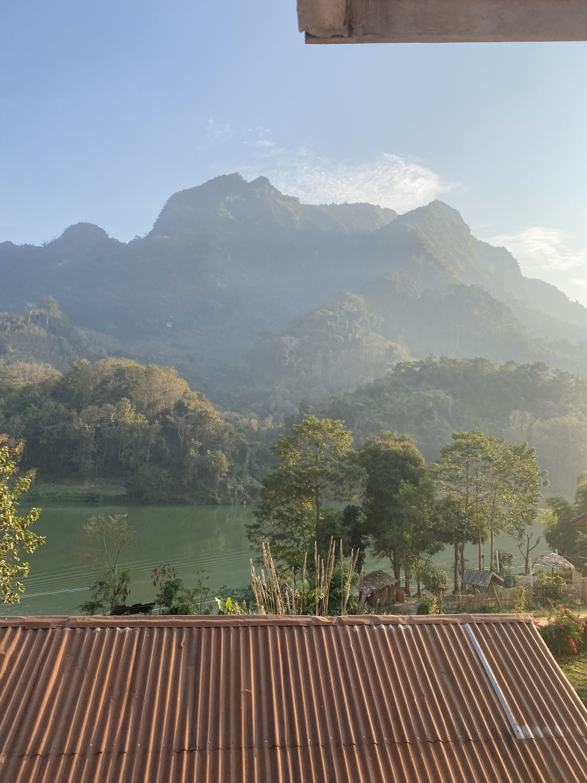 Muntanyes verdes i selva al nord de Laos, prop de Nong Khiaw