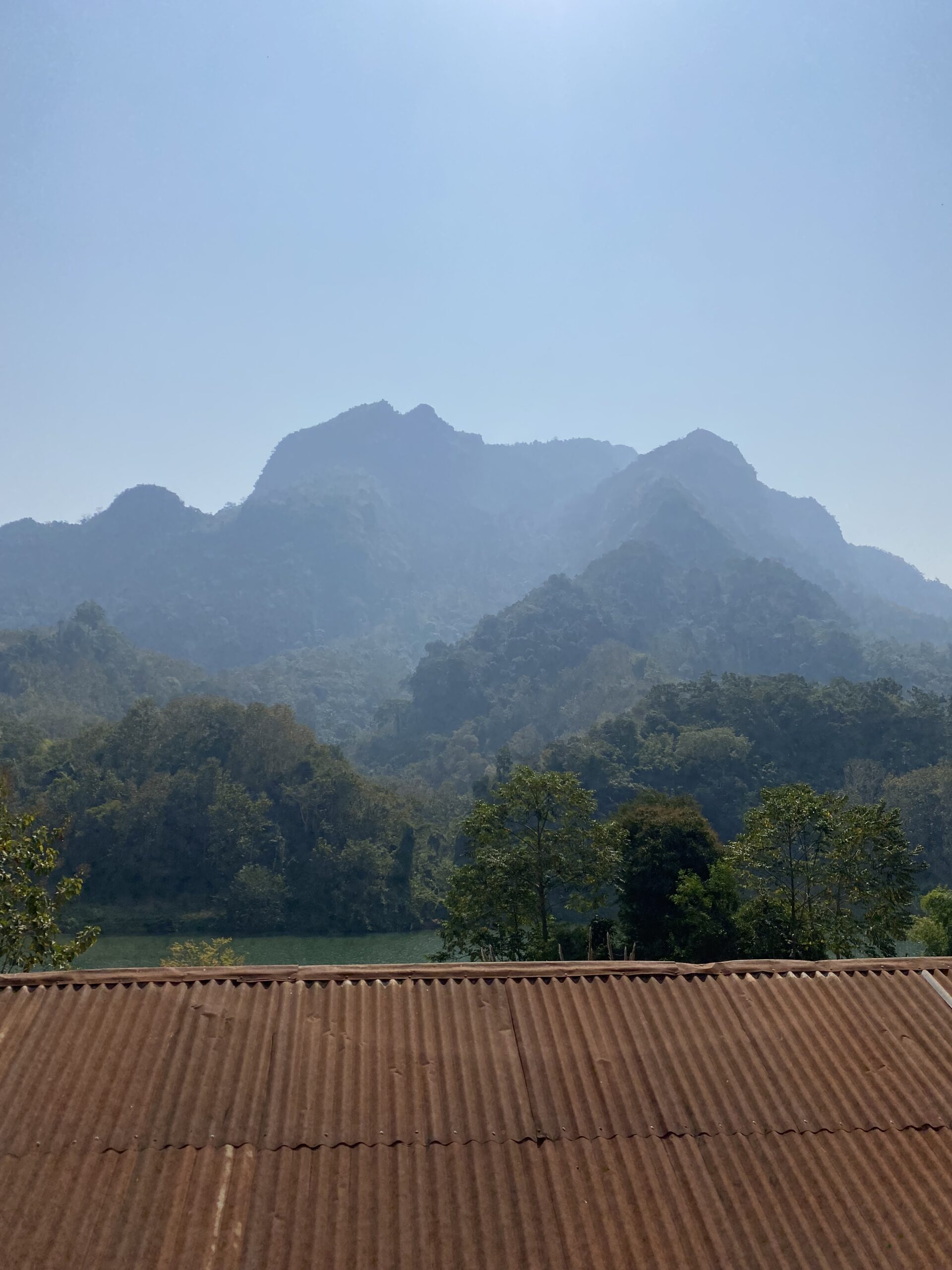 Muntanyes de pedra calcària cobertes de selva als voltants de Nong Khiaw, Laos
