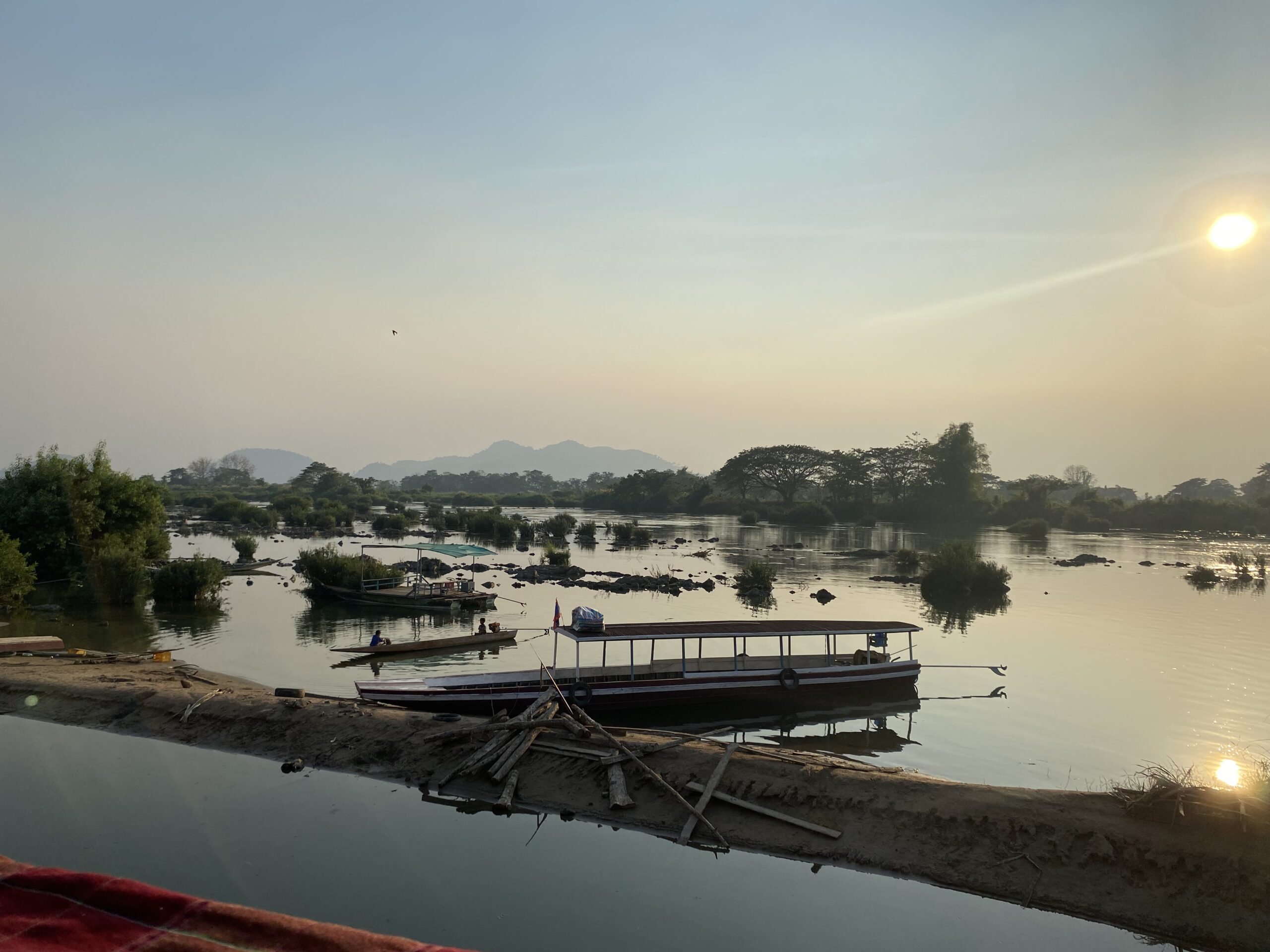 Barques i embarcadors sobre el Mekong amb la llum calitjosa del matí a les 4000 illes