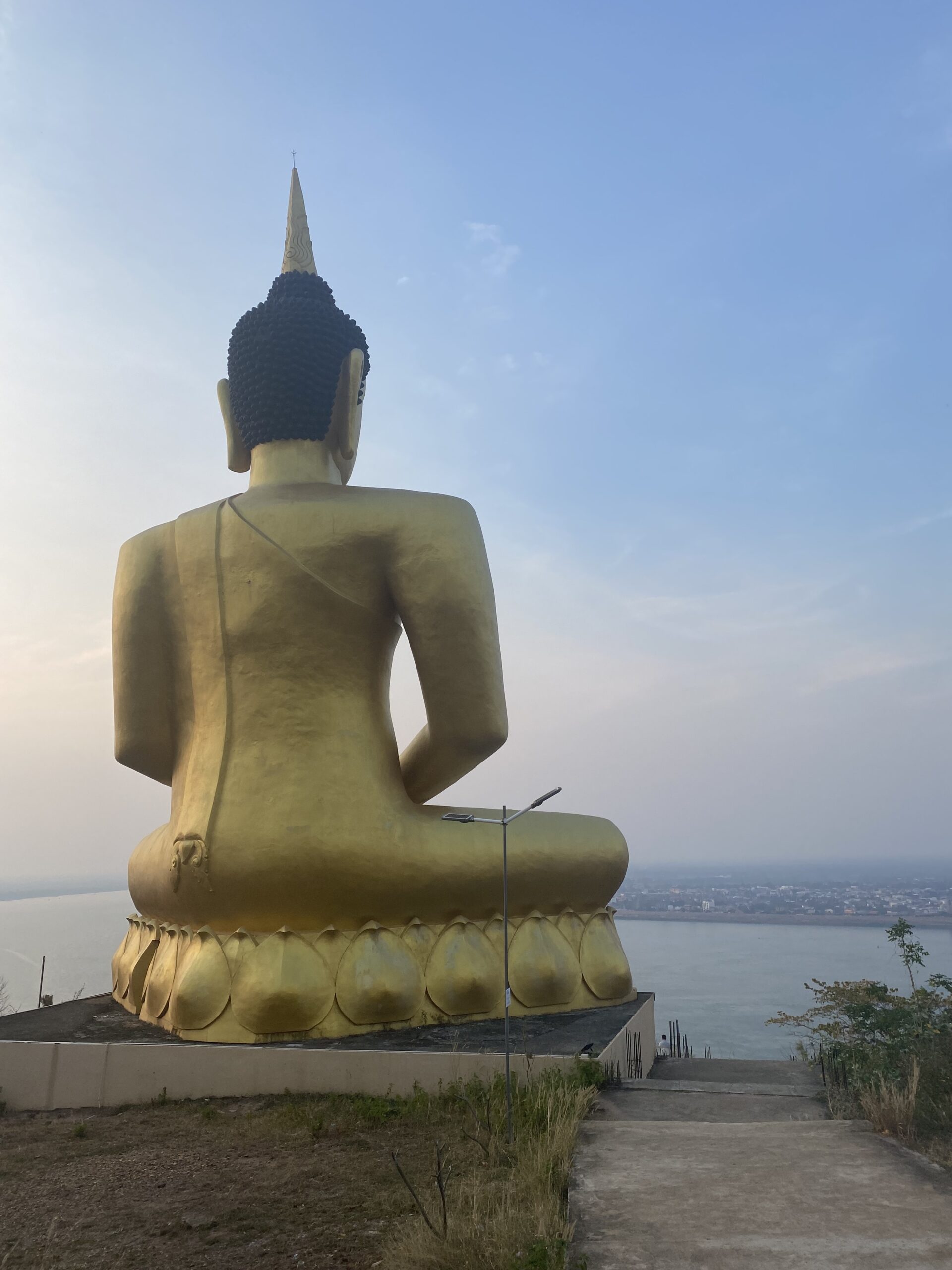 Gran Buda daurat de Wat Phou Salao amb vistes sobre Pakse i el Mekong, Laos