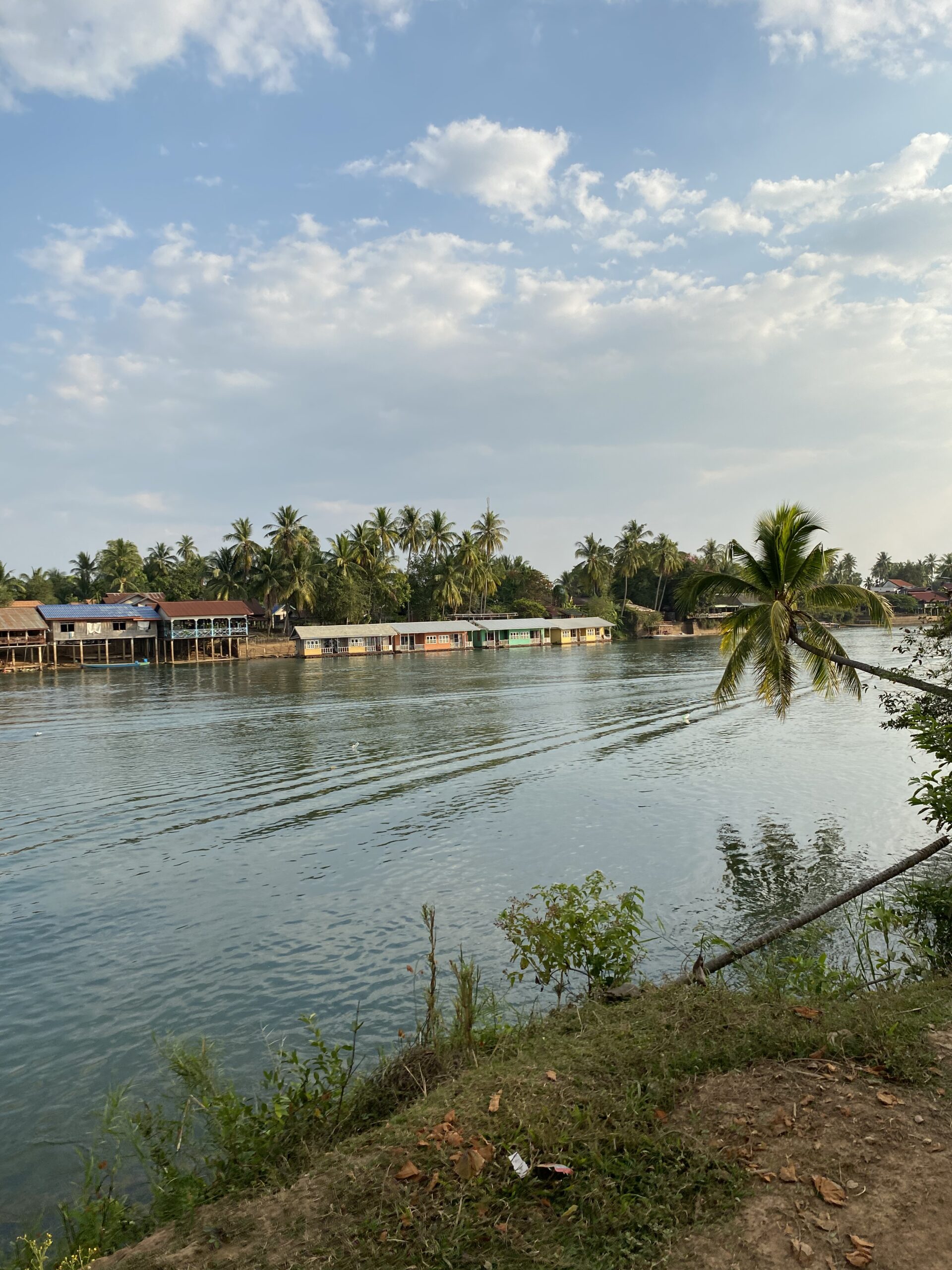 Cases i bungalows de fusta arrenglerats a la riba del Mekong a Don Det