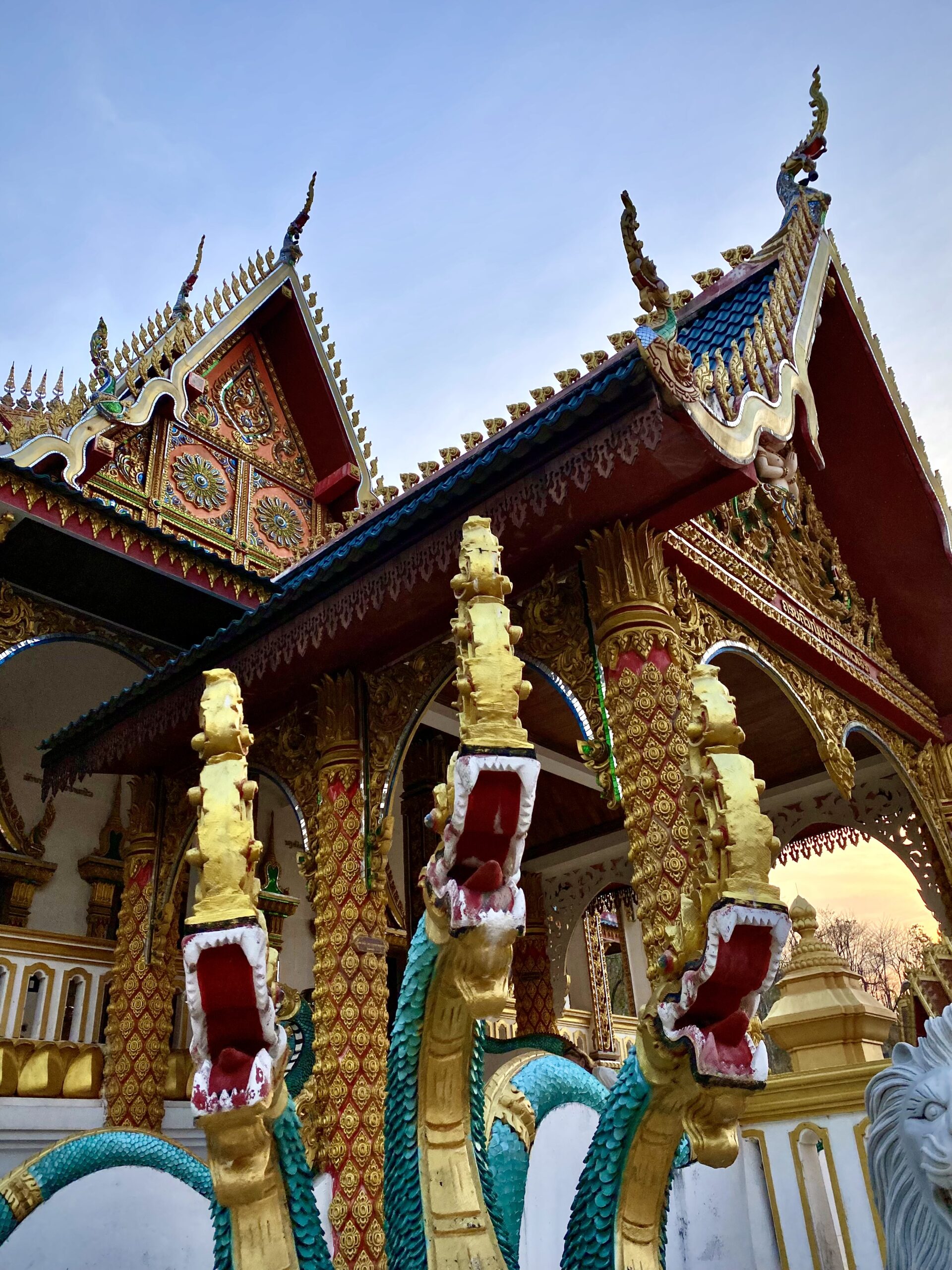 Temple ornamentat amb nagues daurades a Wat Phou Salao, Pakse, Laos