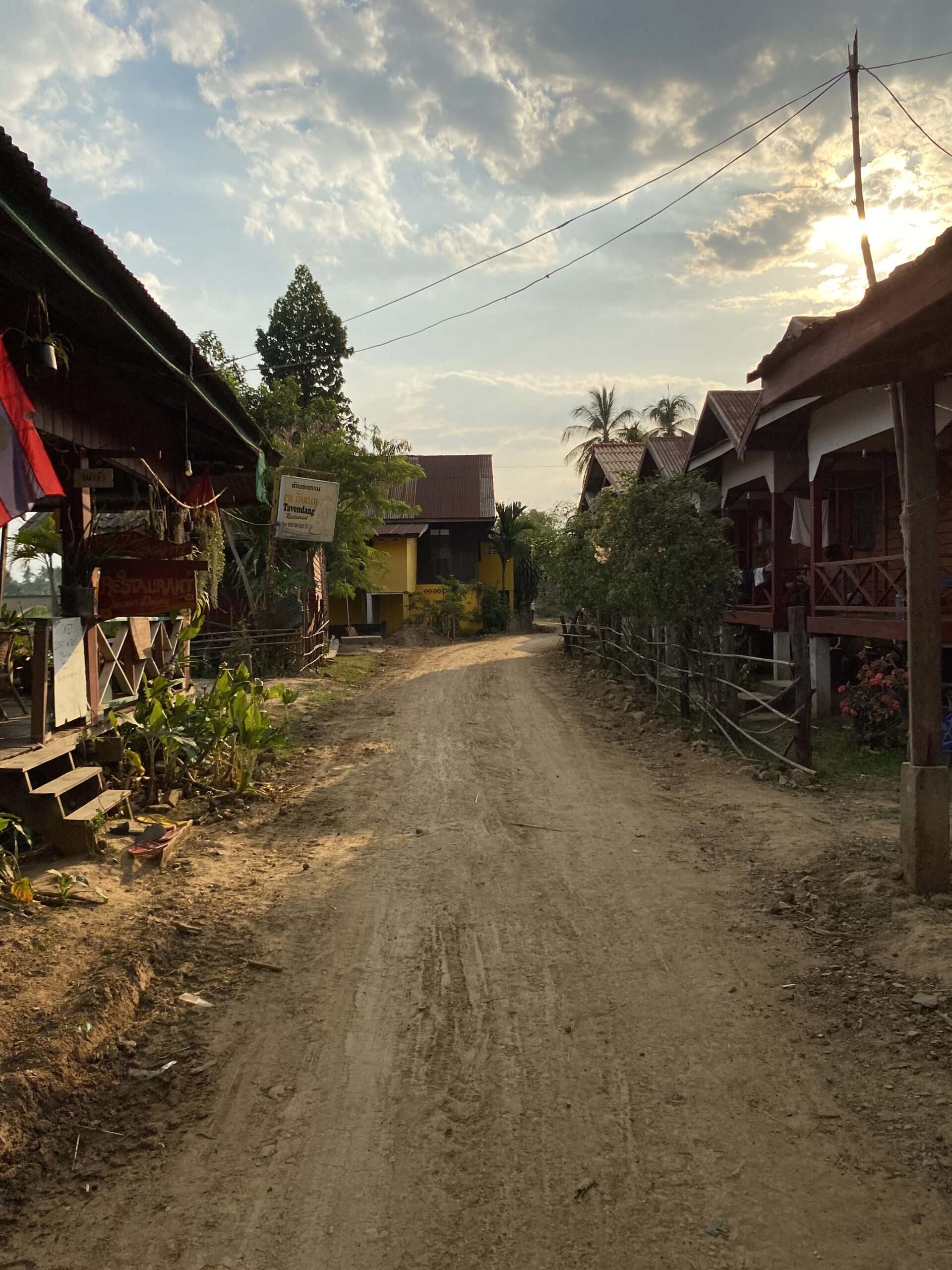 Camí de terra entre cases de fusta a Don Det, Laos