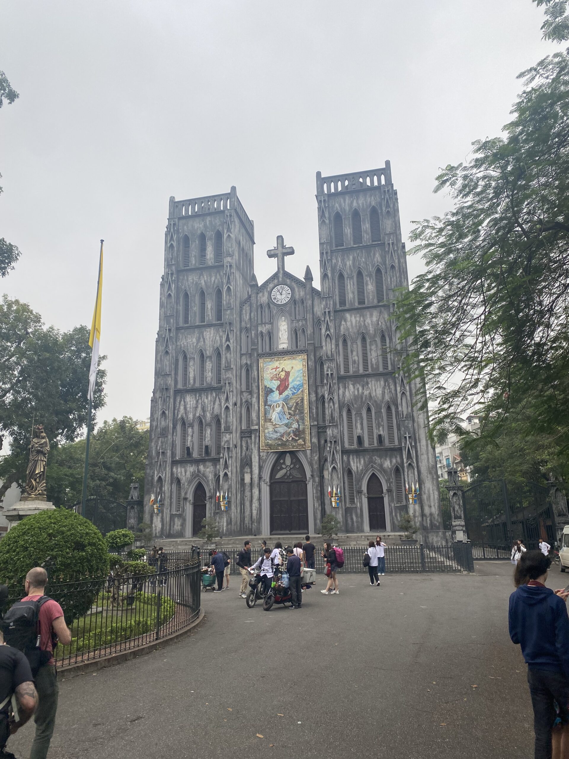 Façana neogòtica de la catedral de Sant Josep de Hanoi amb les dues torres