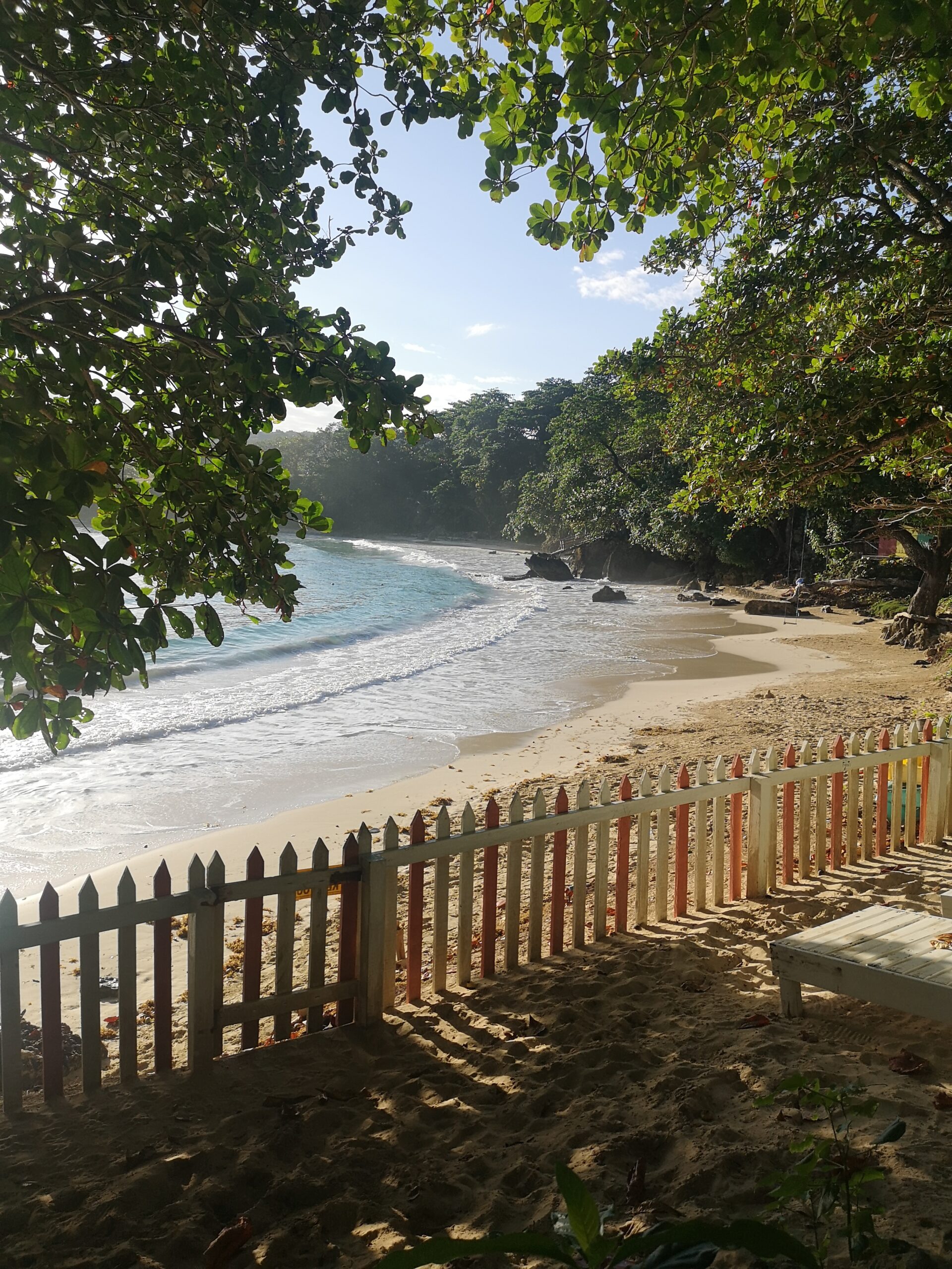 Platja de Boston Bay amb sorra clara i vegetació tropical, a Portland, Jamaica