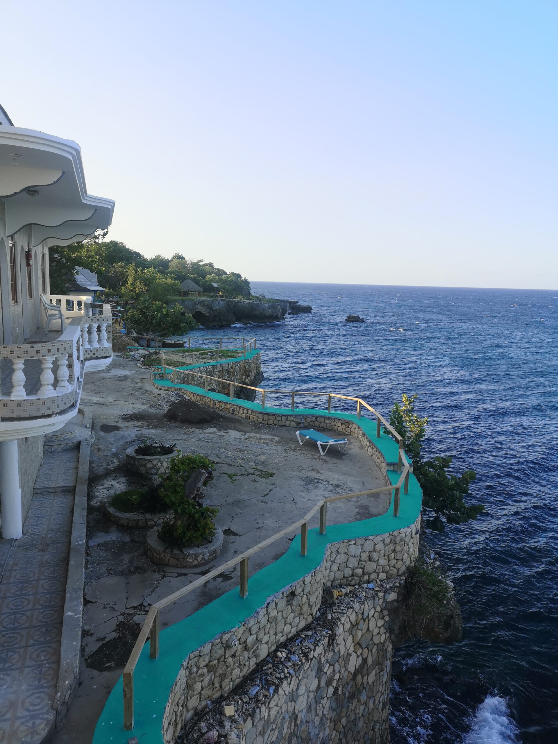 Penya-segats i terrasses sobre el mar a West End, Negril