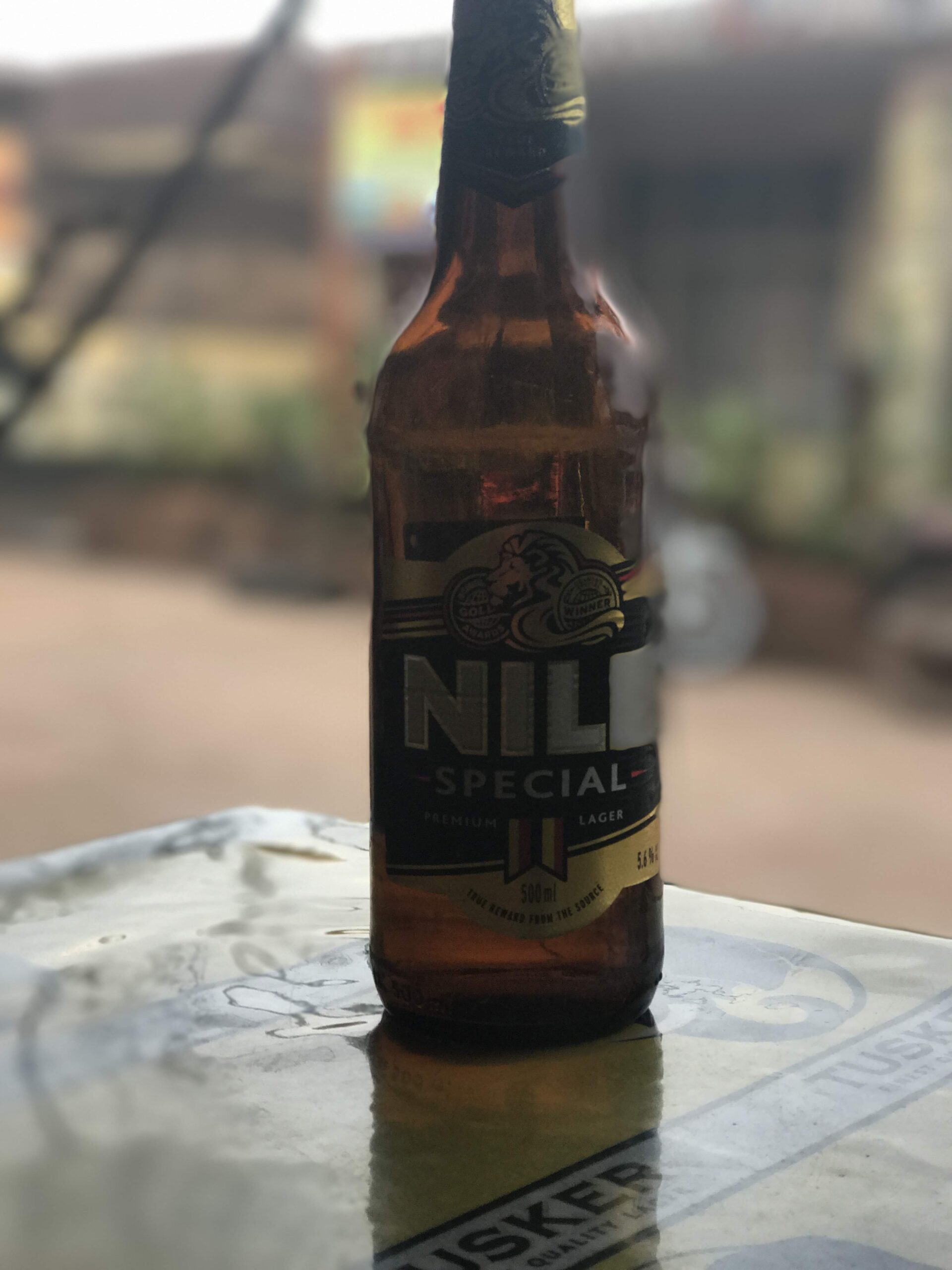 Ampolla de cervesa ugandesa Nile Special en una terrassa d'Entebbe