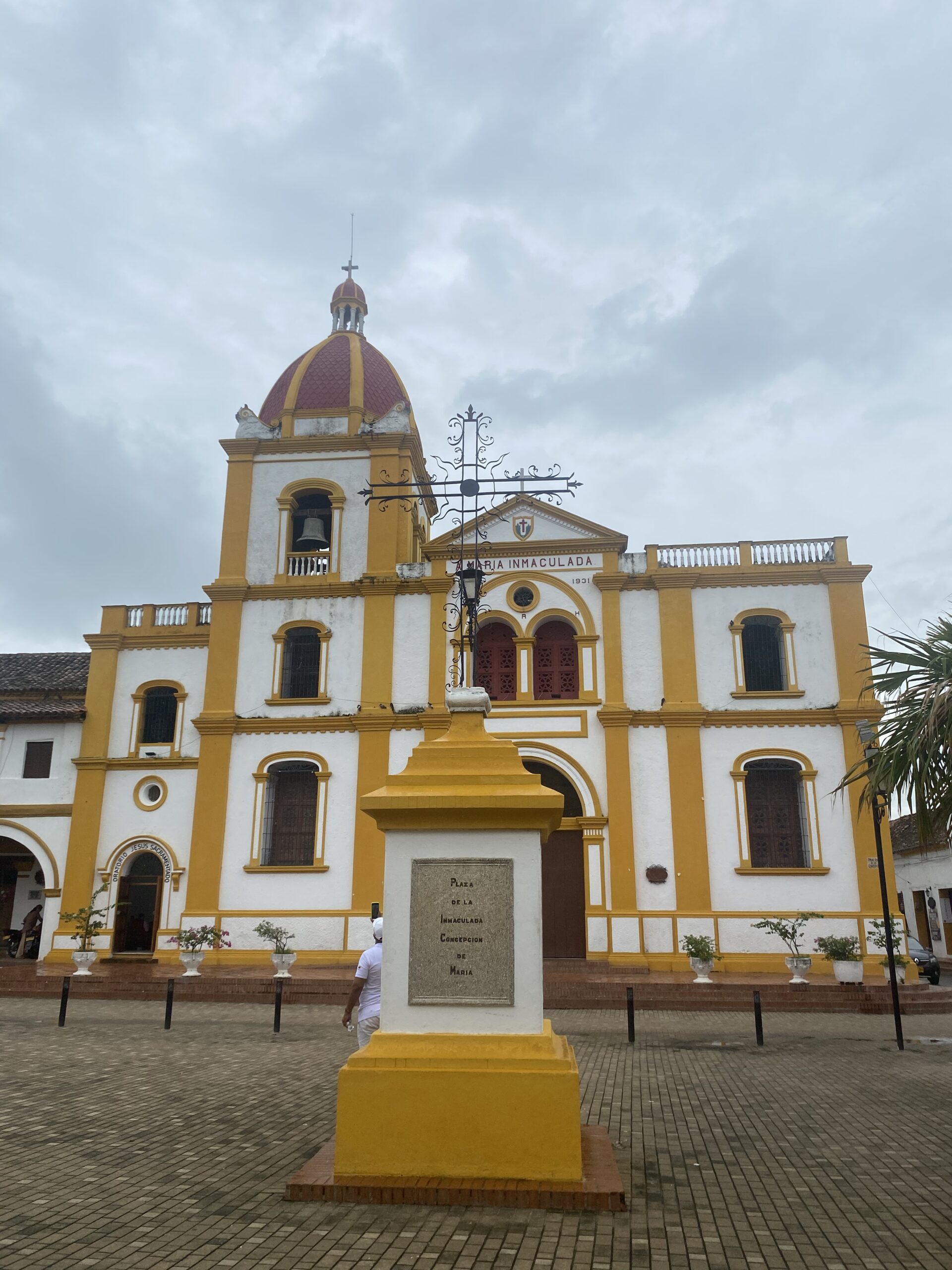 Església de Mompox amb façana blanca, detalls grocs i una cúpula al campanar