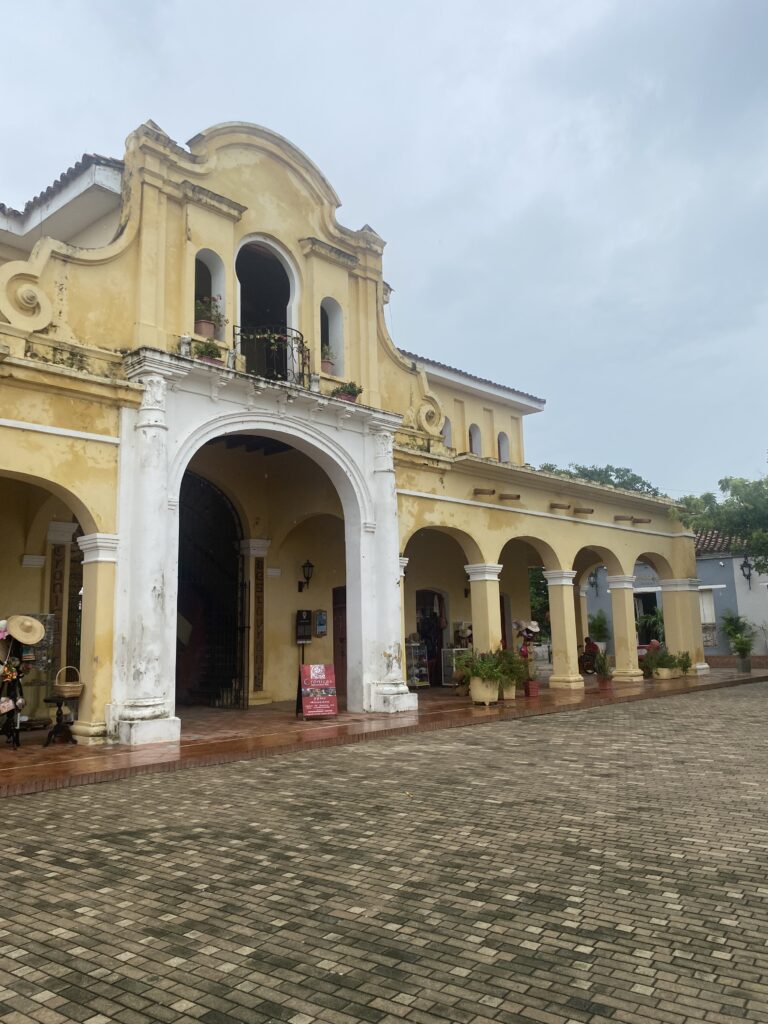Edifici colonial groc de Mompox amb arcs i una entrada ornamentada.