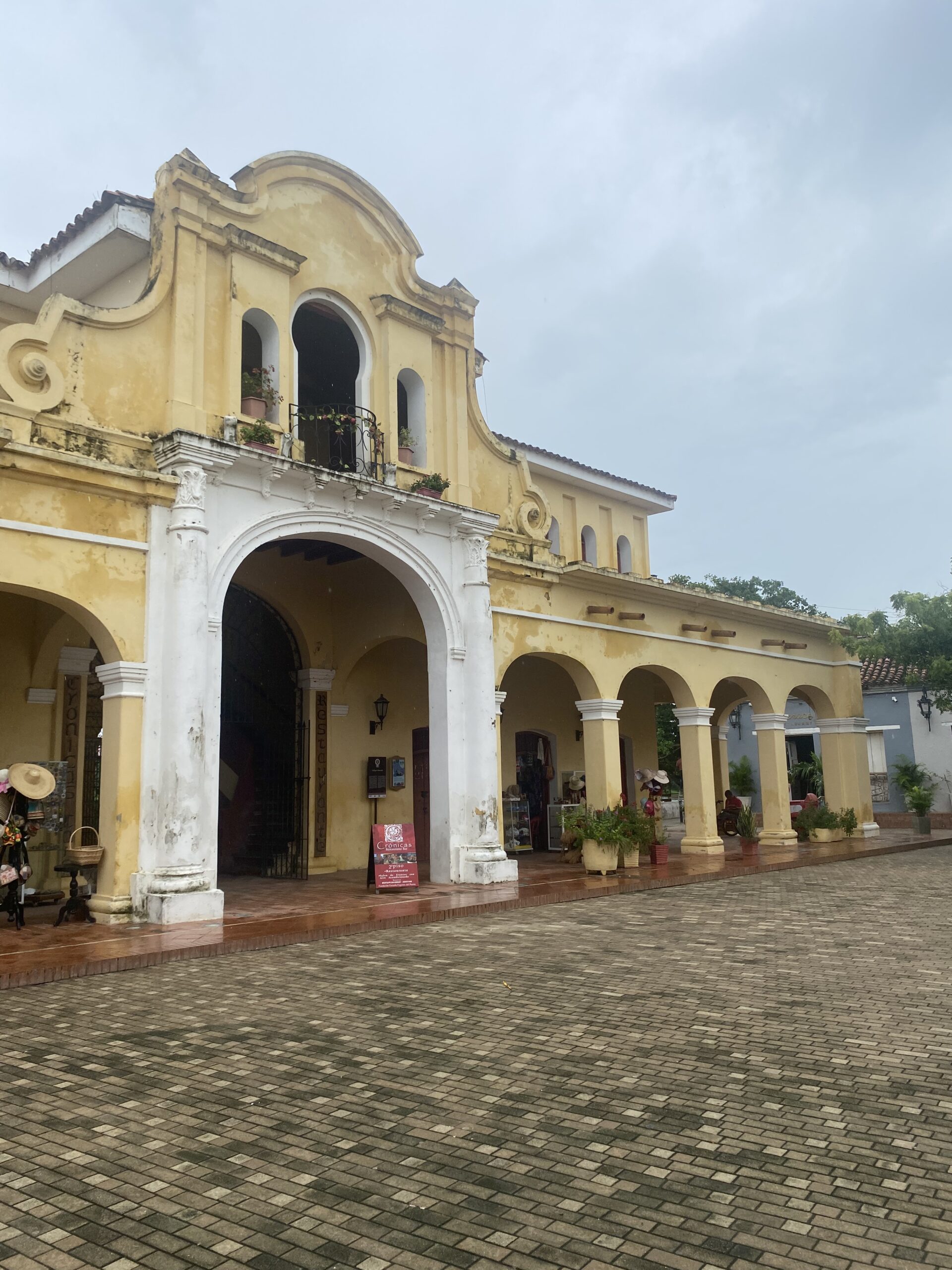Edifici colonial groc de Mompox amb arcs i una entrada ornamentada.