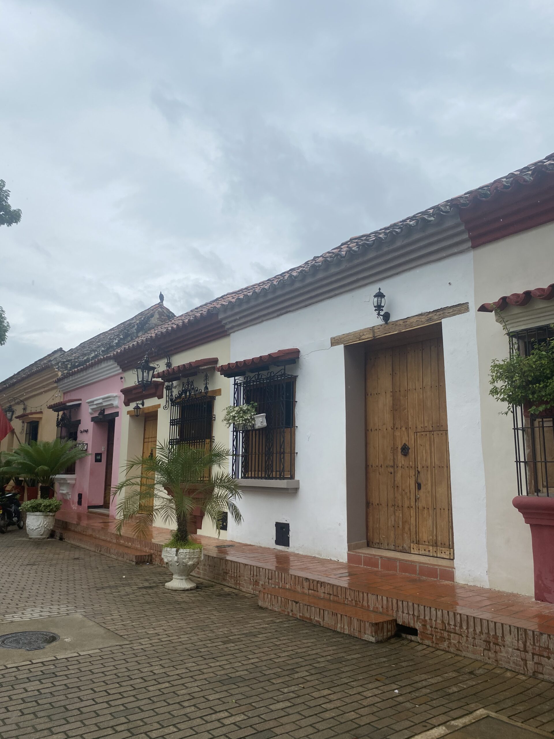 Façana blanca d'una casa colonial de Mompox amb porta i finestres de fusta
