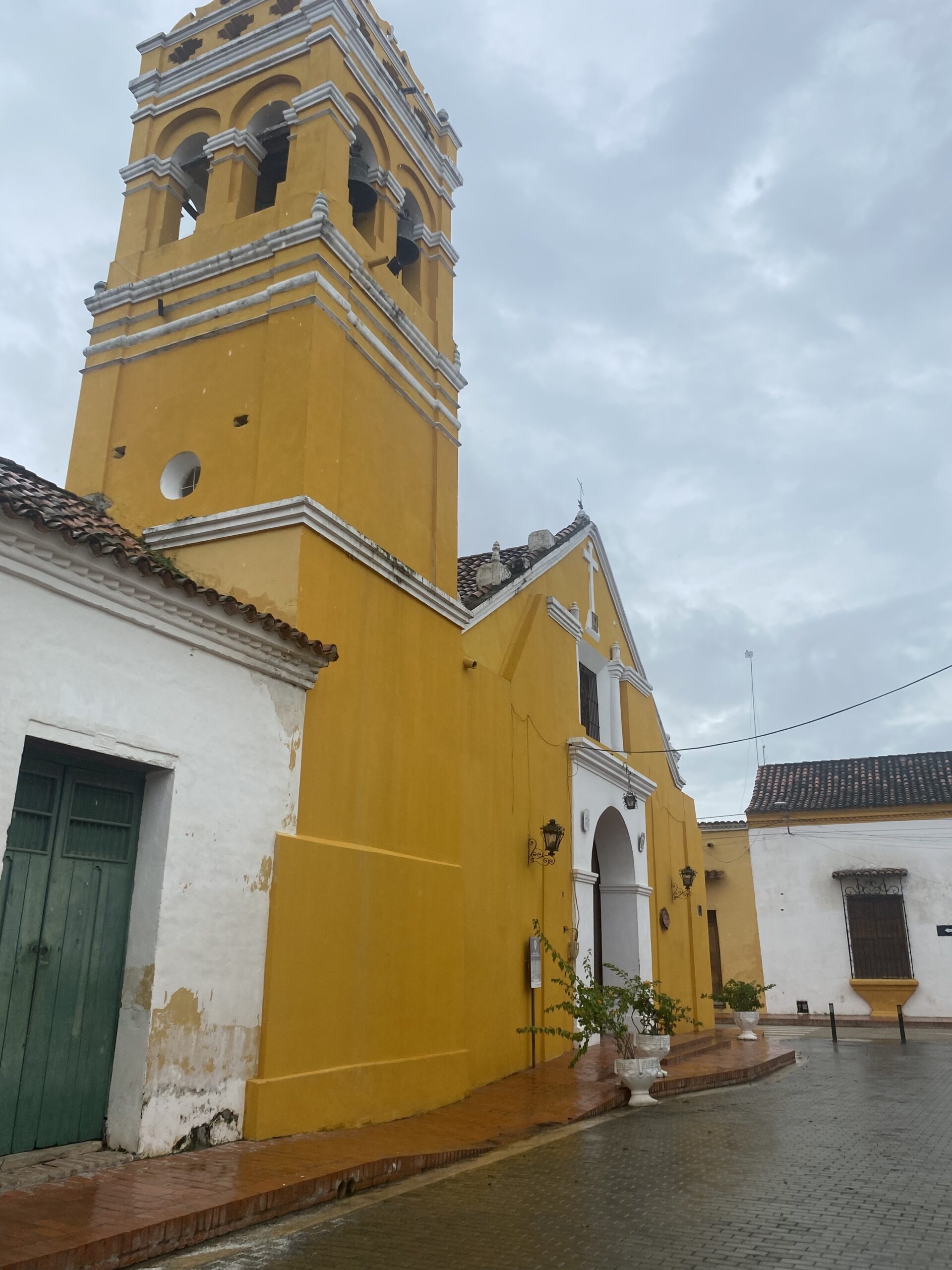Torre groga d'una església de Mompox vista des del carrer