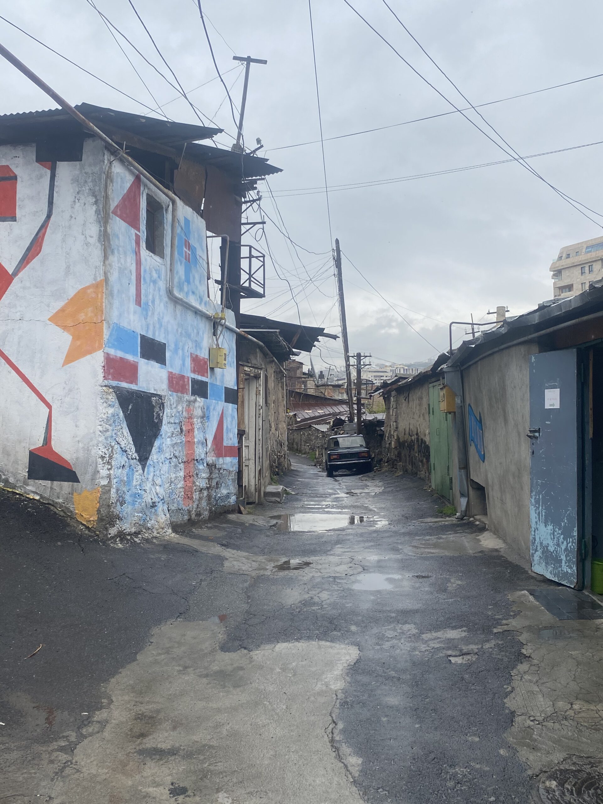 Carrer del barri de Kond amb murals a les parets