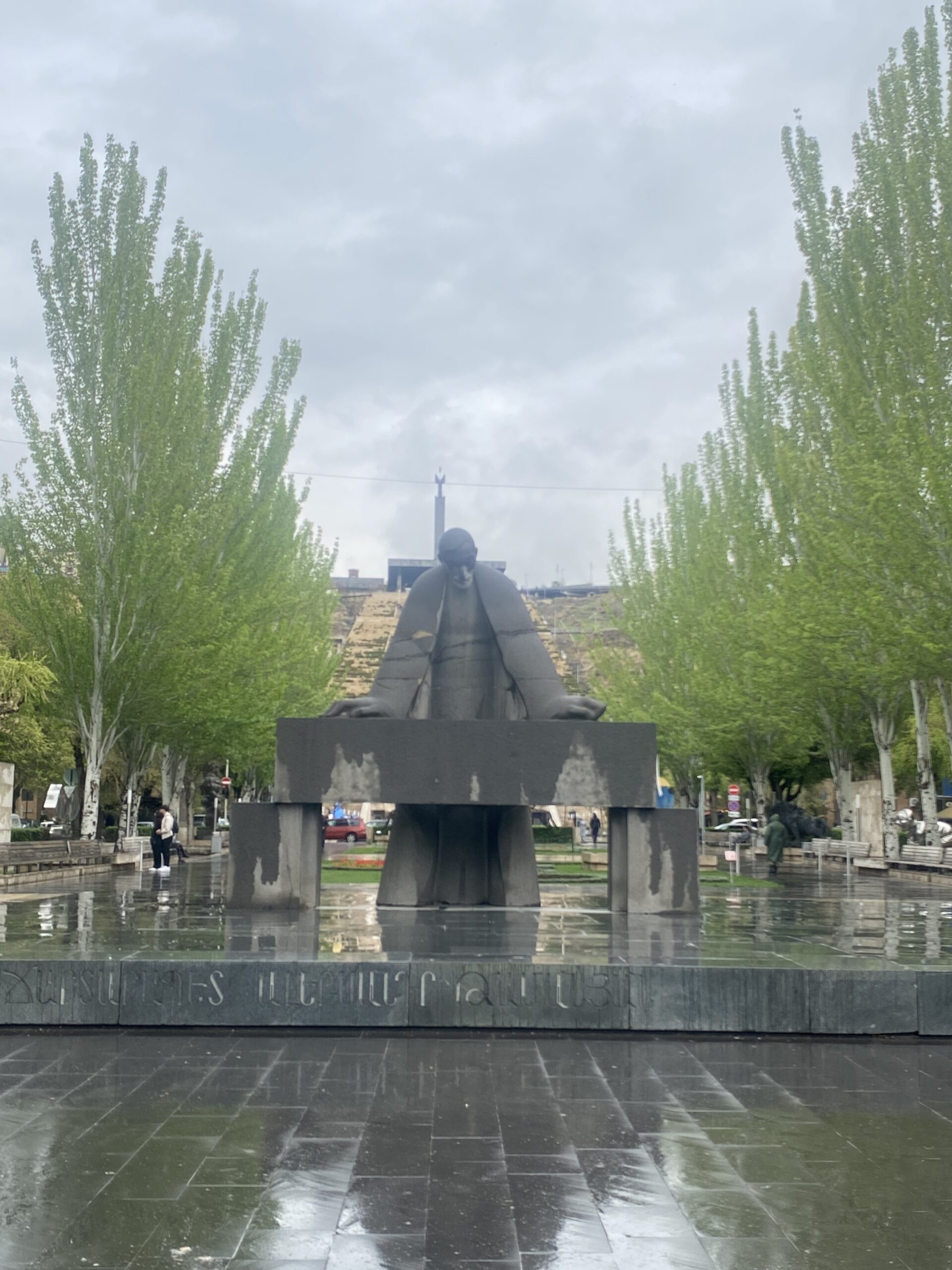 Escultura entre els arbres en un parc del centre d'Erevan
